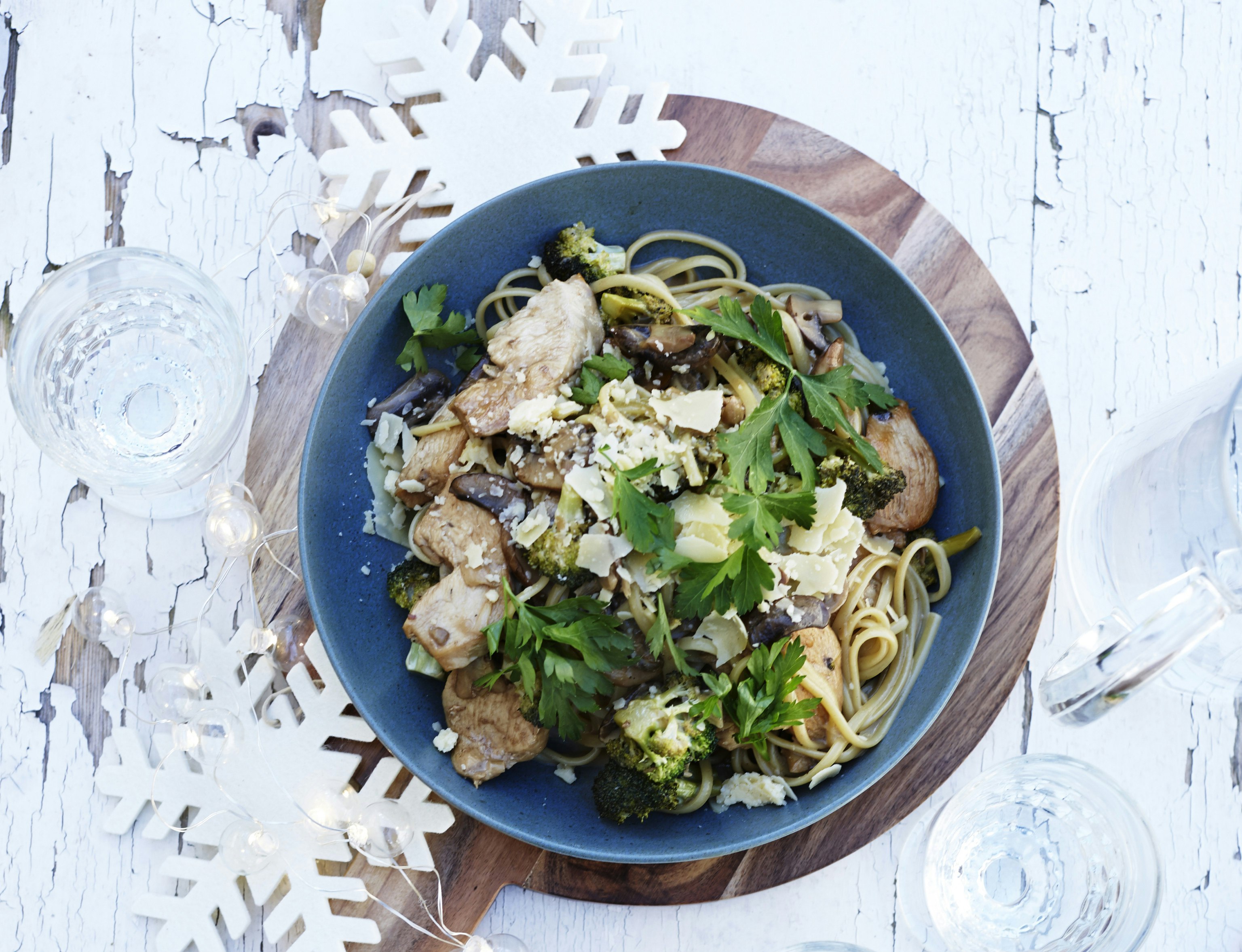 Spaghetti med kylling, broccoli og champignoner