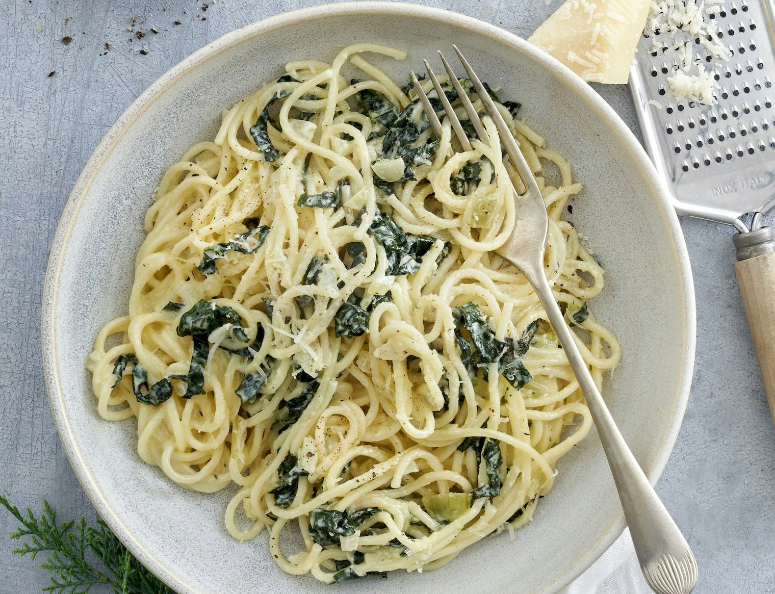 Spaghetti med parmesan og palmekål