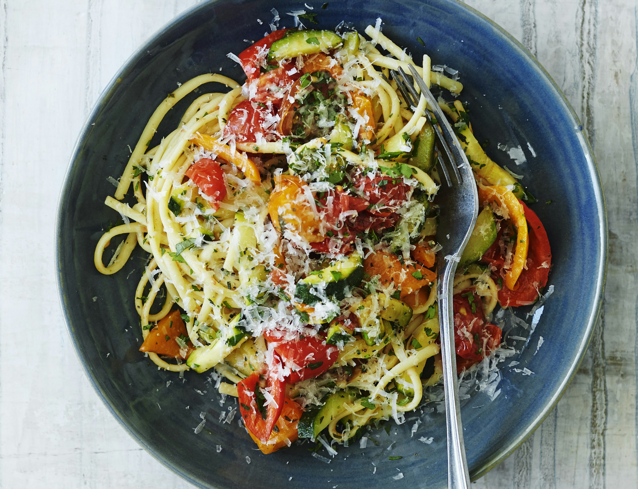Spaghetti med peberfrugt, tomat og squash