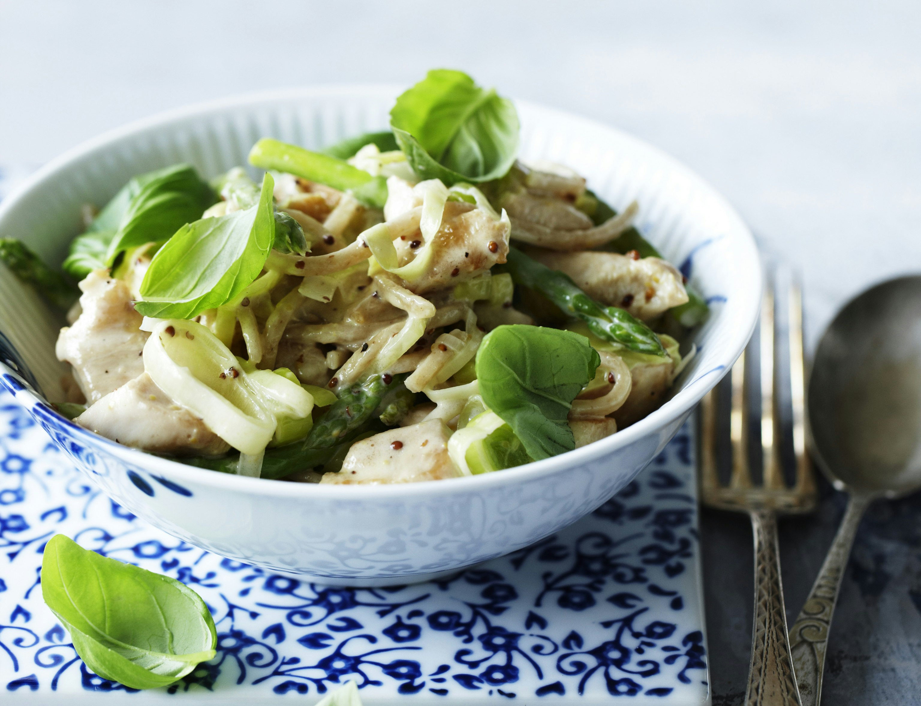 Spaghetti med sennepssauce, kylling og grønne asparges