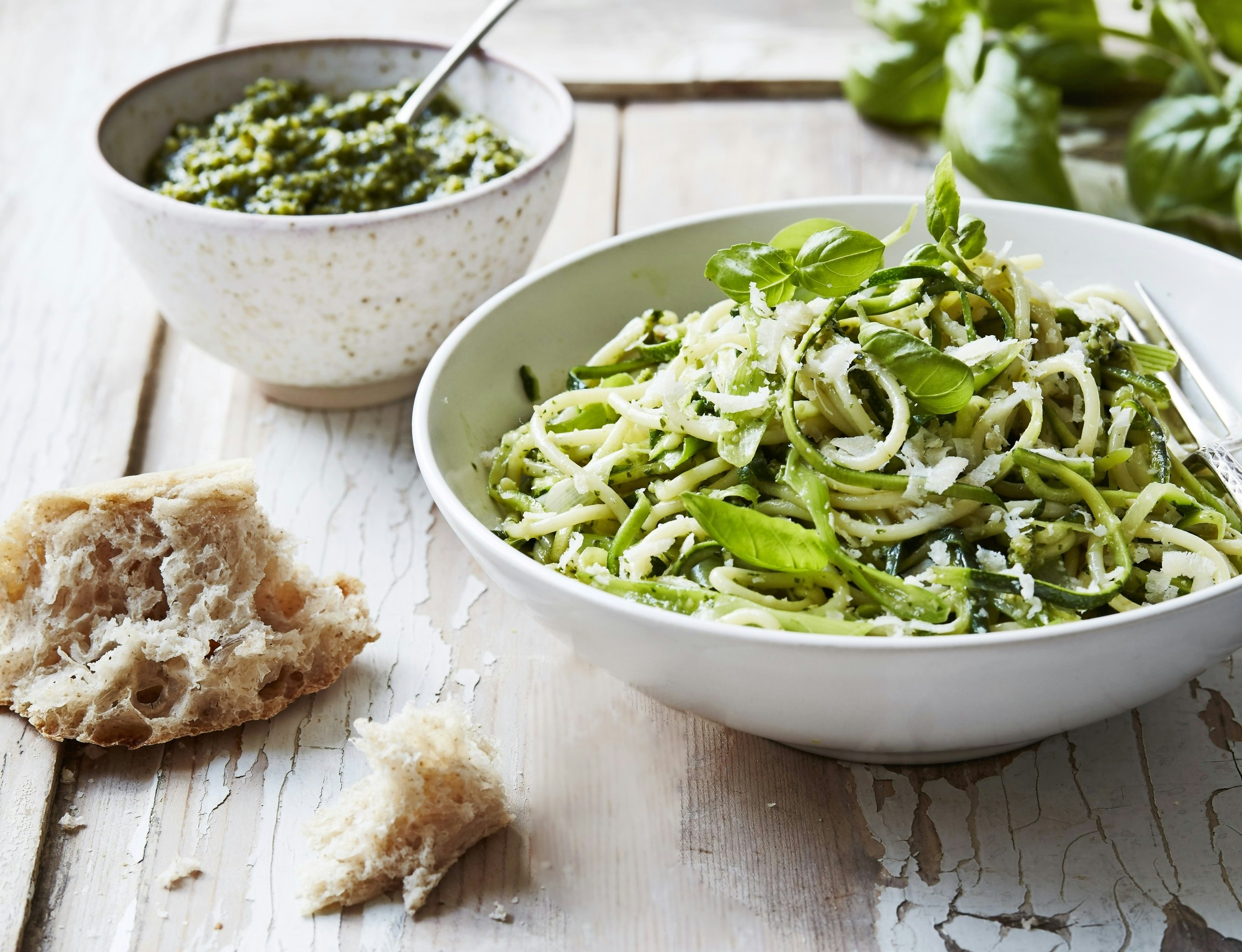 Spaghetti med squash, forårsløg og pesto