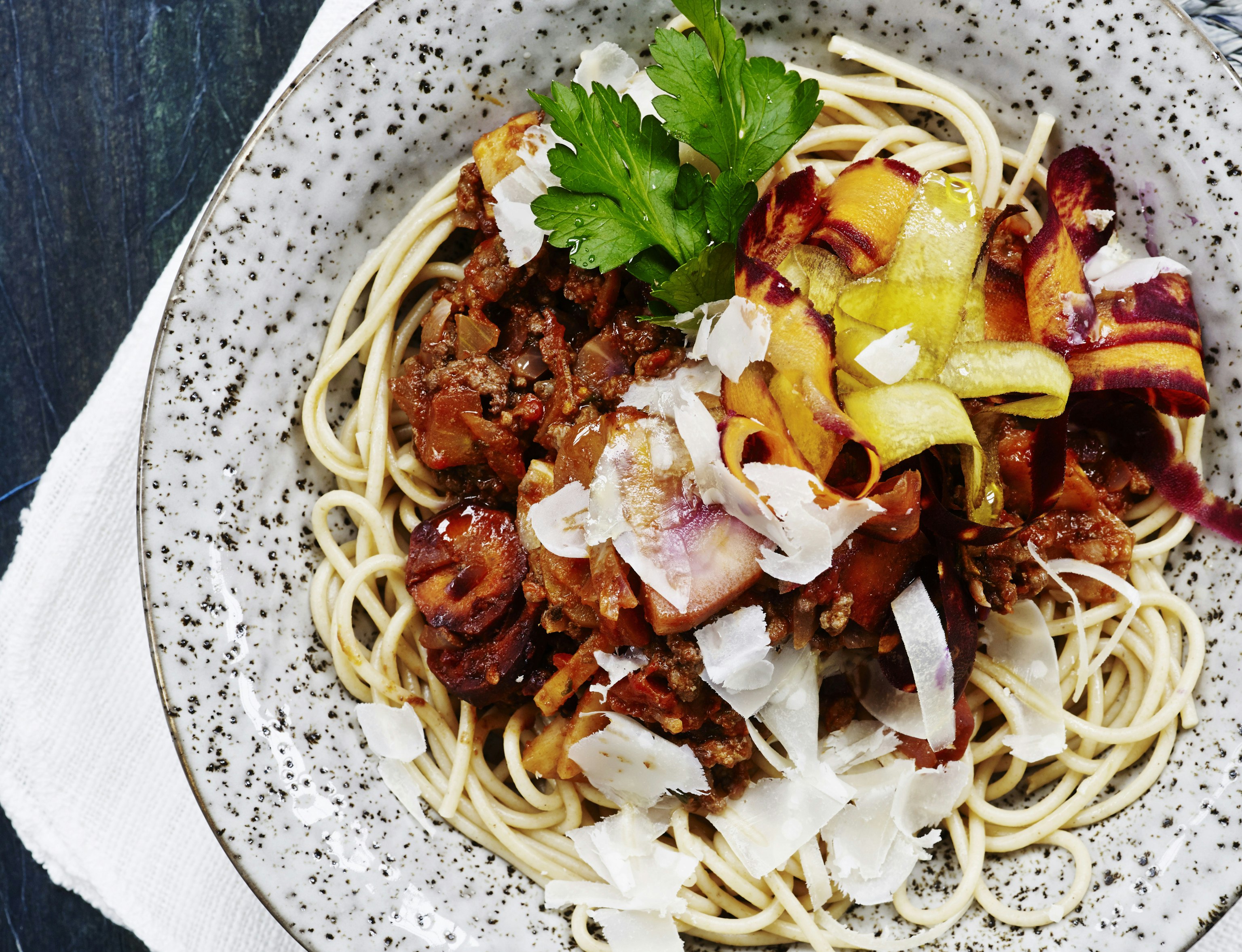 Spaghetti og kødsauce med rodfrugter