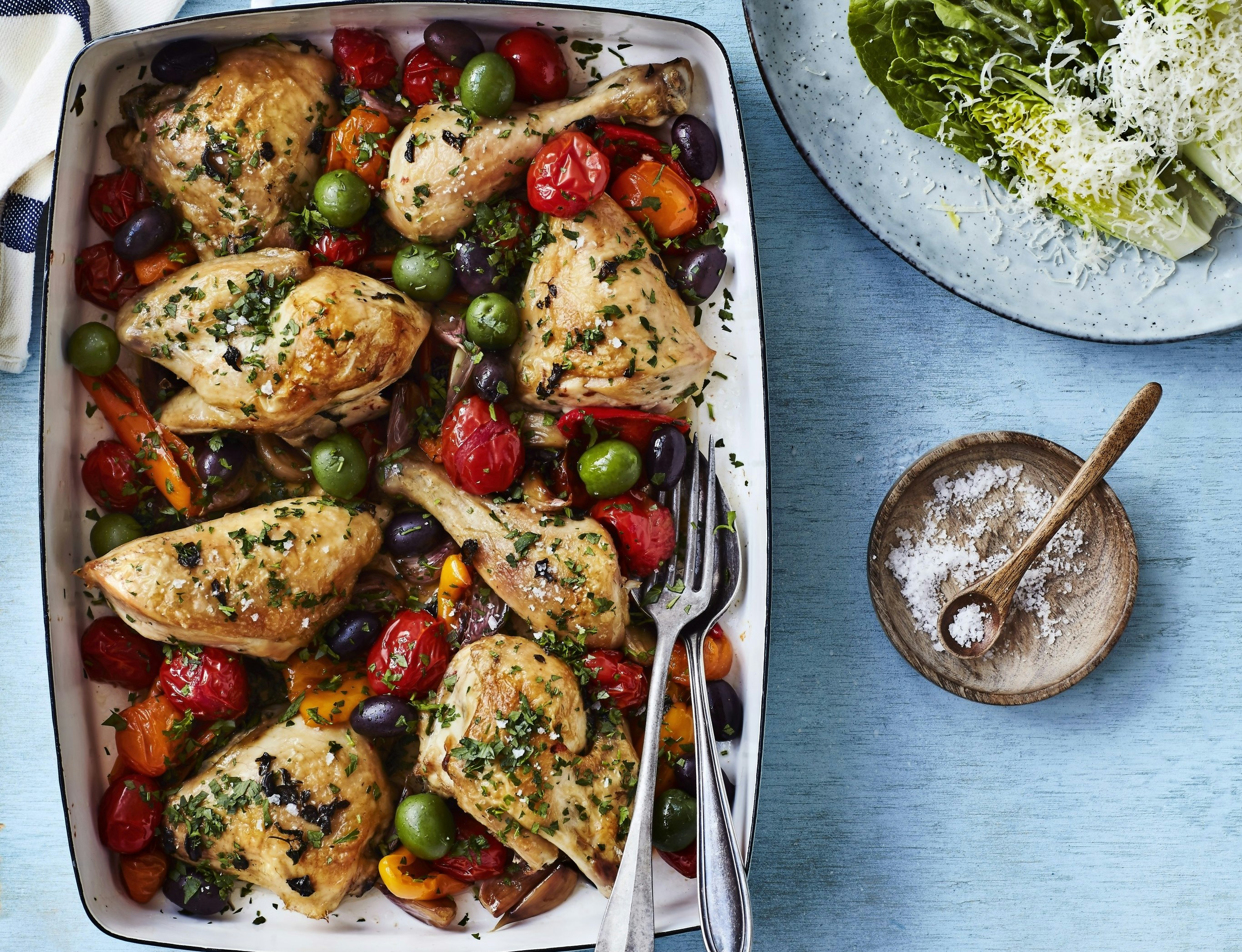 Spansk kylling med hvidløg og salat med manchego