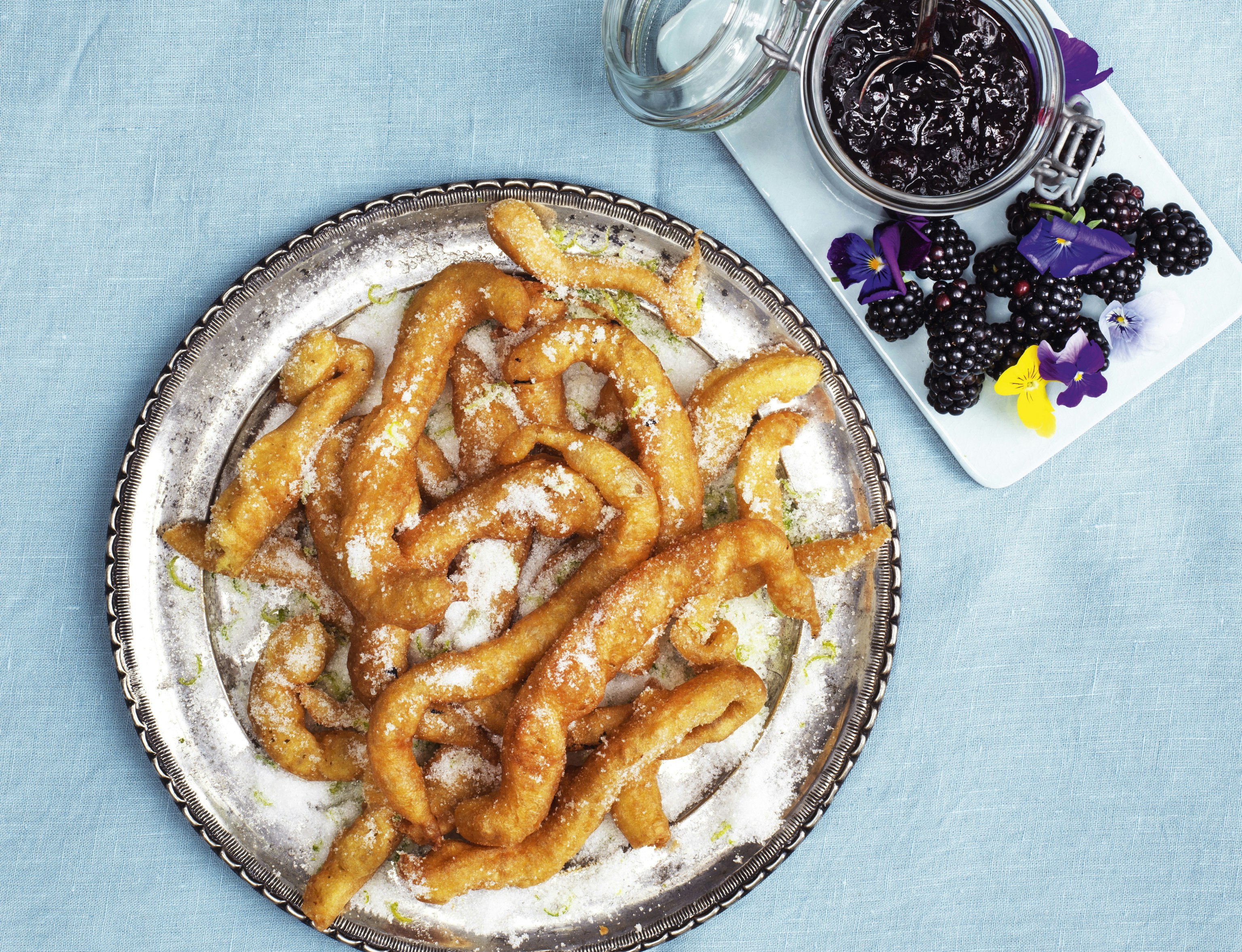 Spanske churros med limesukker og brombærcoulis