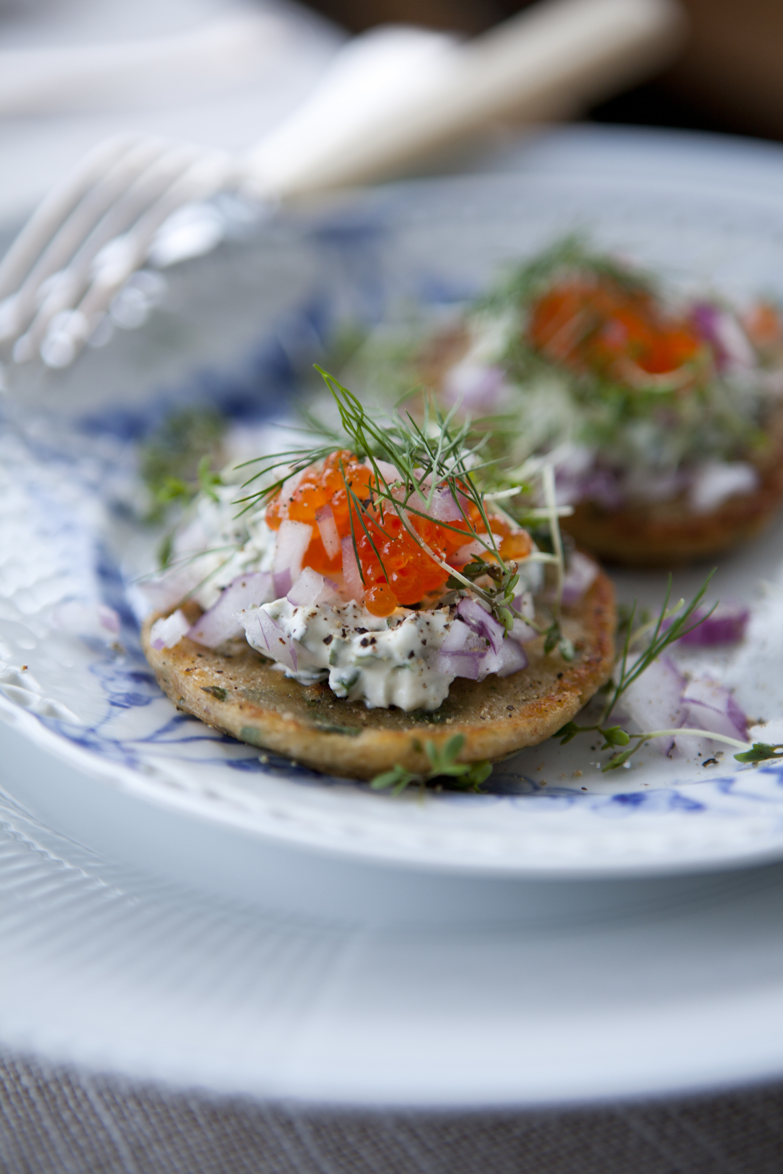 Blinis Med Fyld Af Lakserogn Og Basilikumcreme | SPIS BEDRE