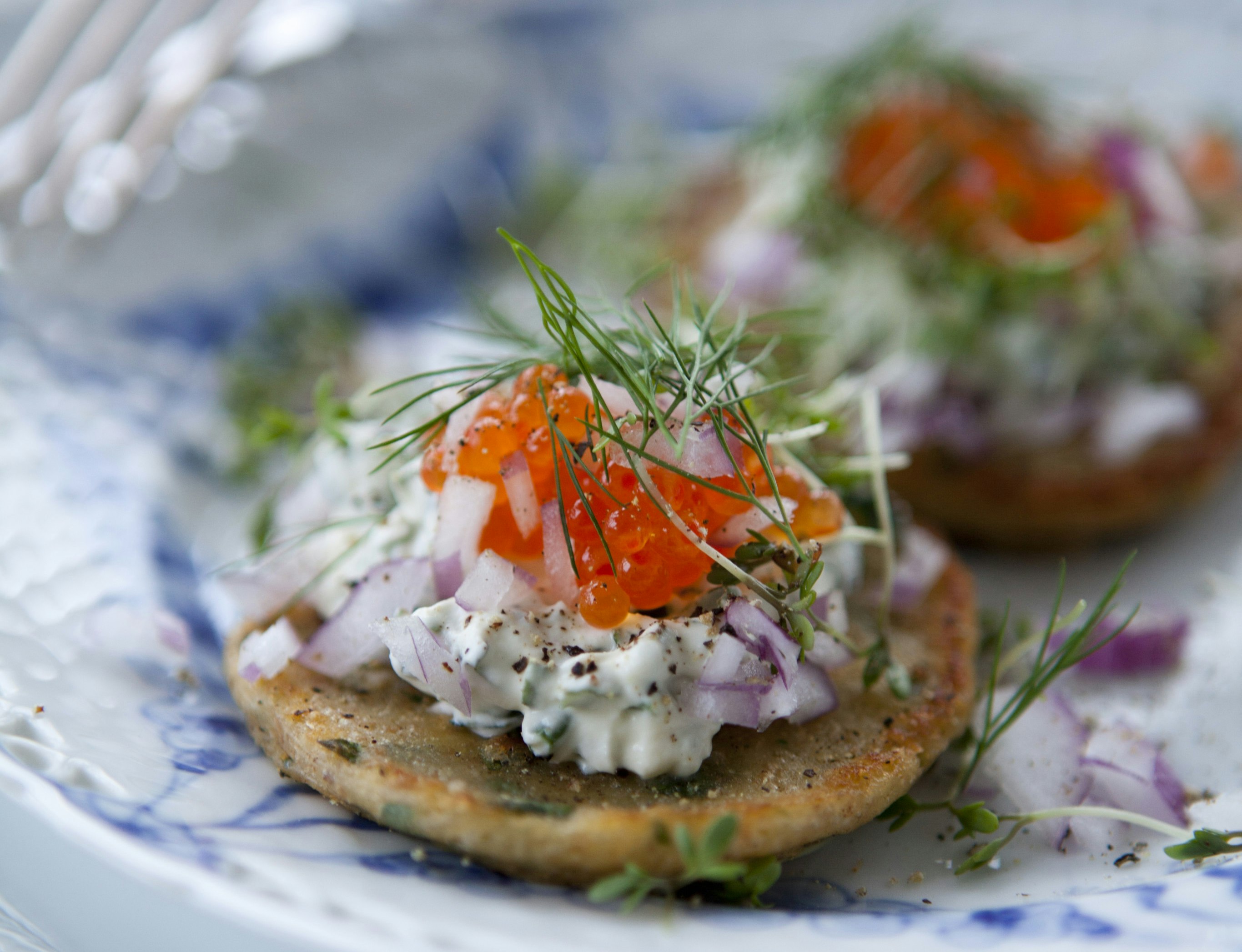 Speltblinis med lakserogn, basilikumcreme og karse