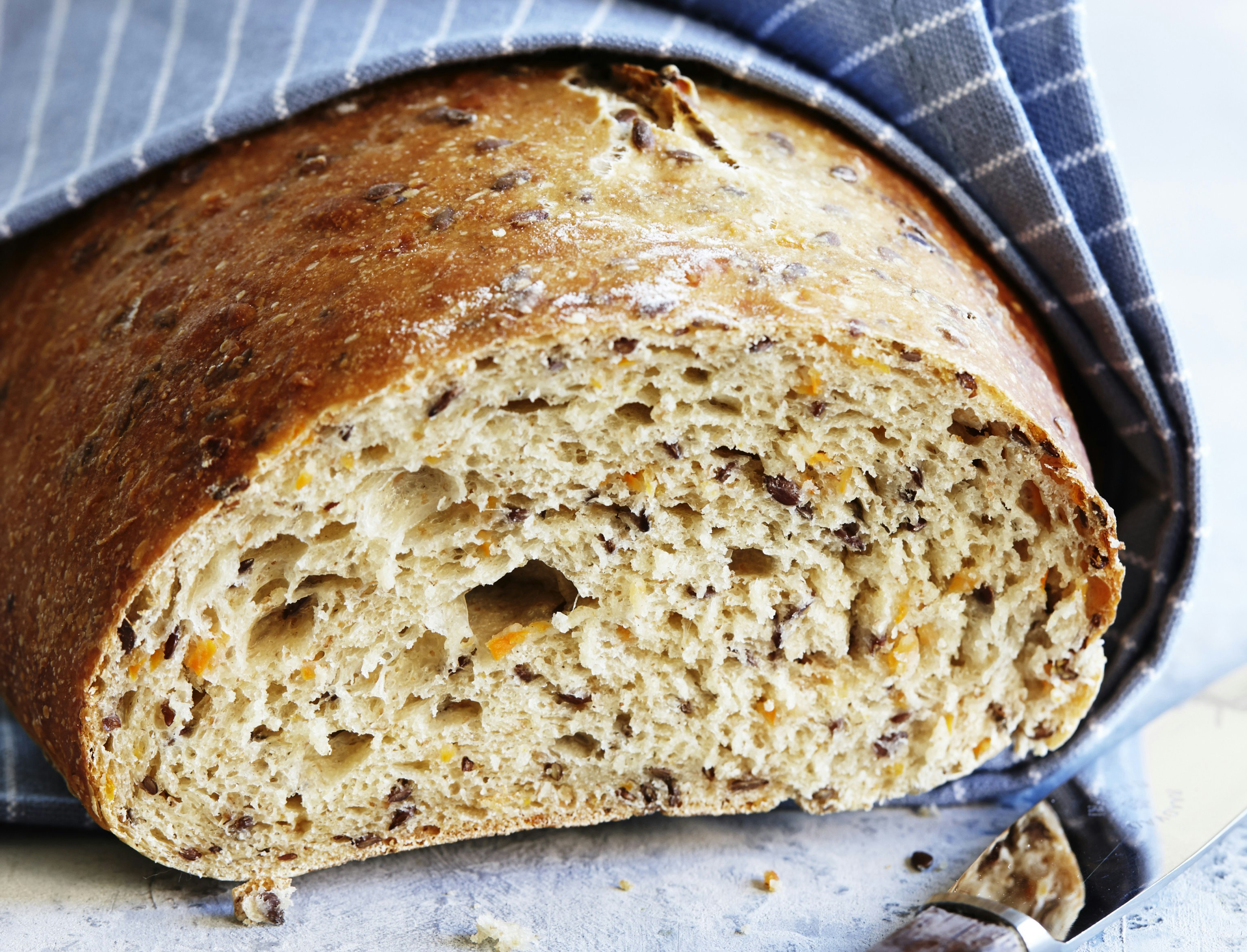 Speltbrød med gulerødder og hørfrø