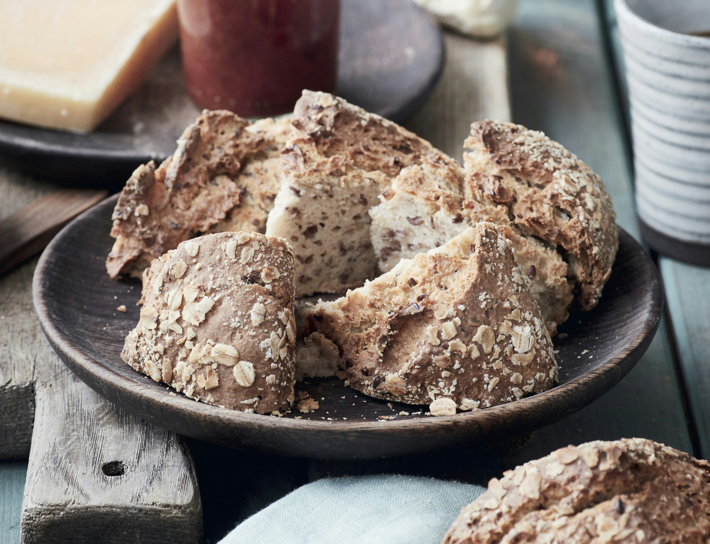 Speltbrød med havregryn og hørfrø