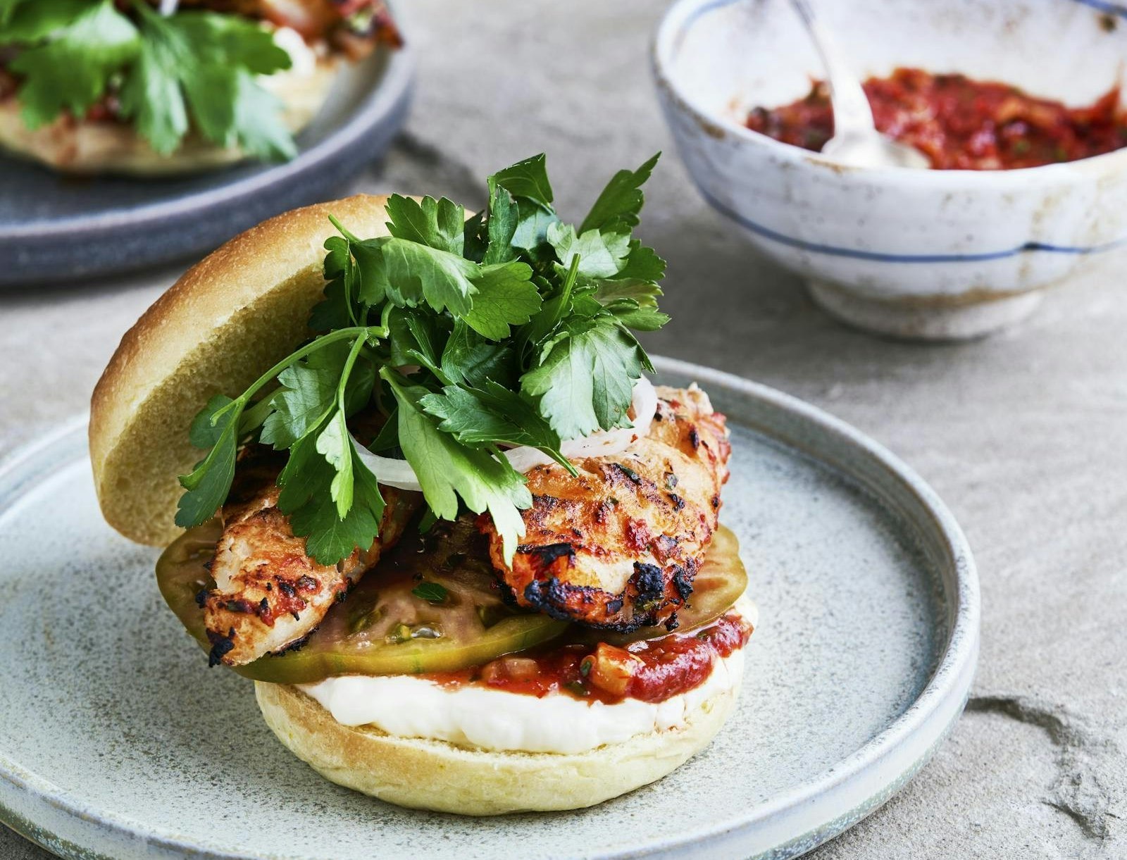 Spicy fiskeburger med chilimayo