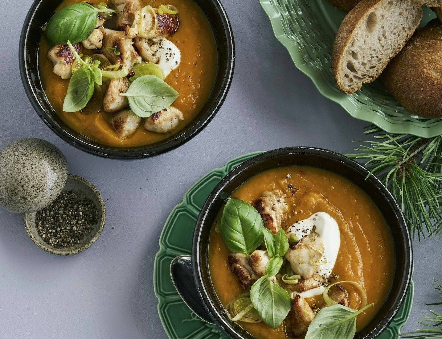 Spicy græskarsuppe med kylling og grønt