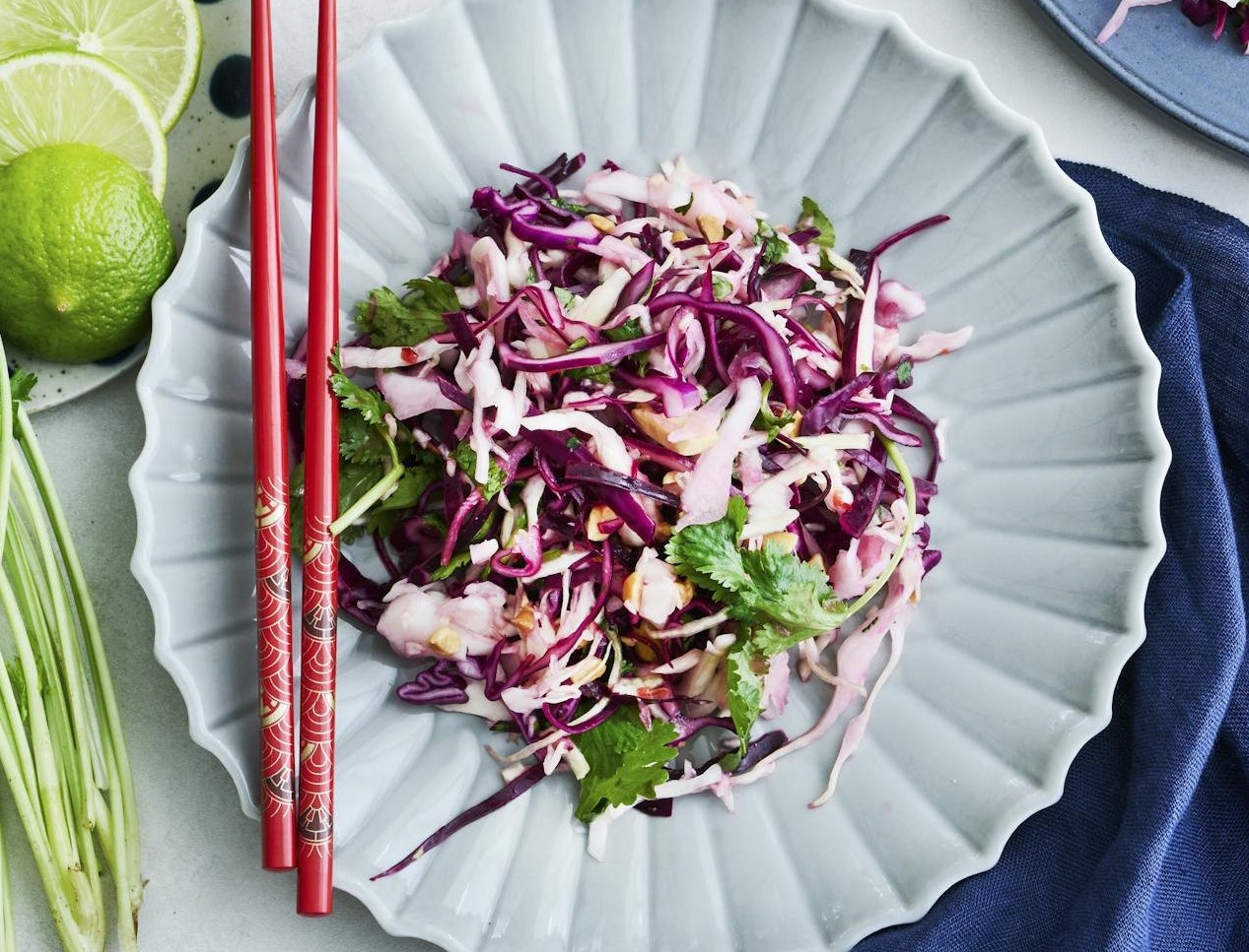 Spicy kålsalat med peanuts