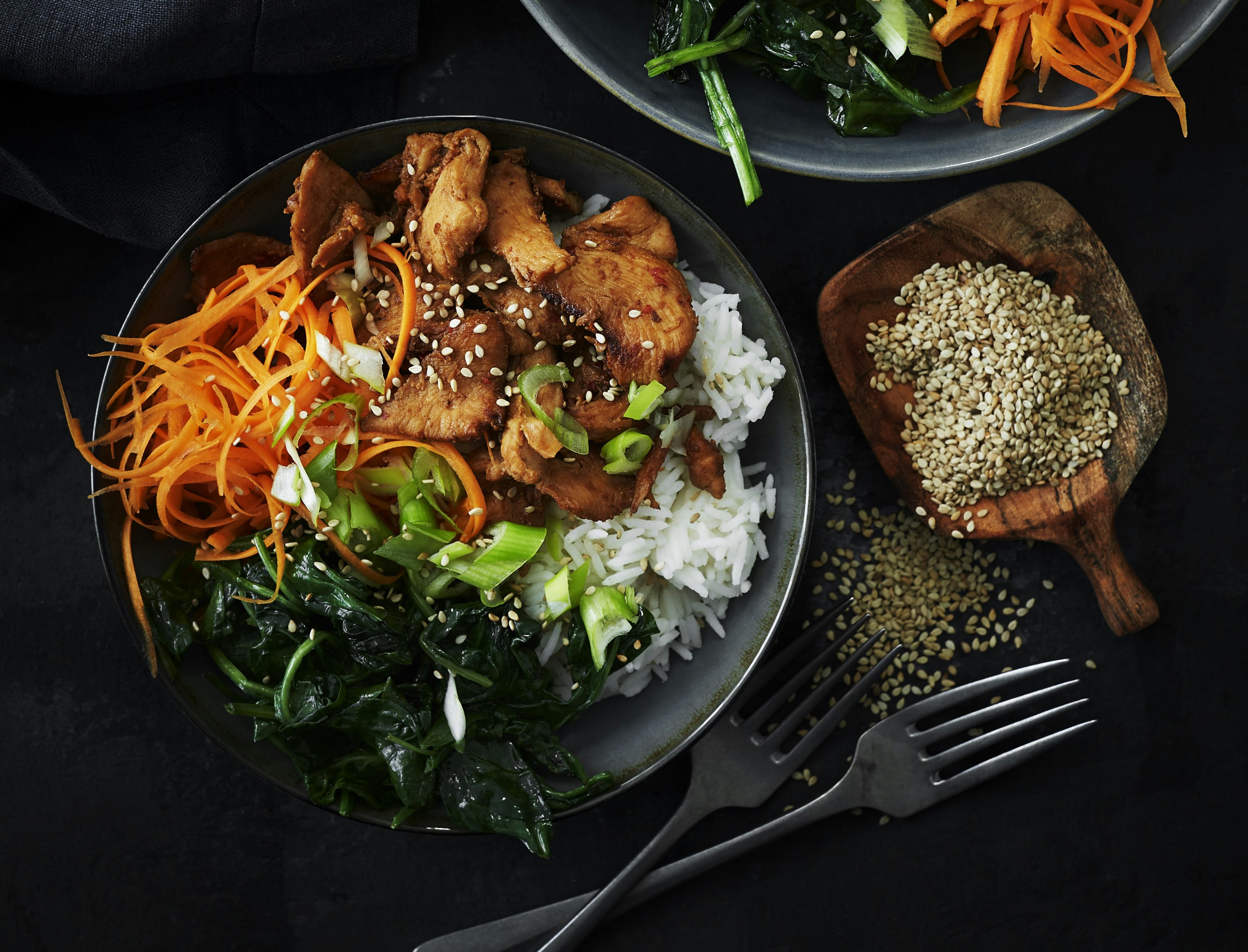 Spicy kylling med ris, gulerødder og lynstegt spinat