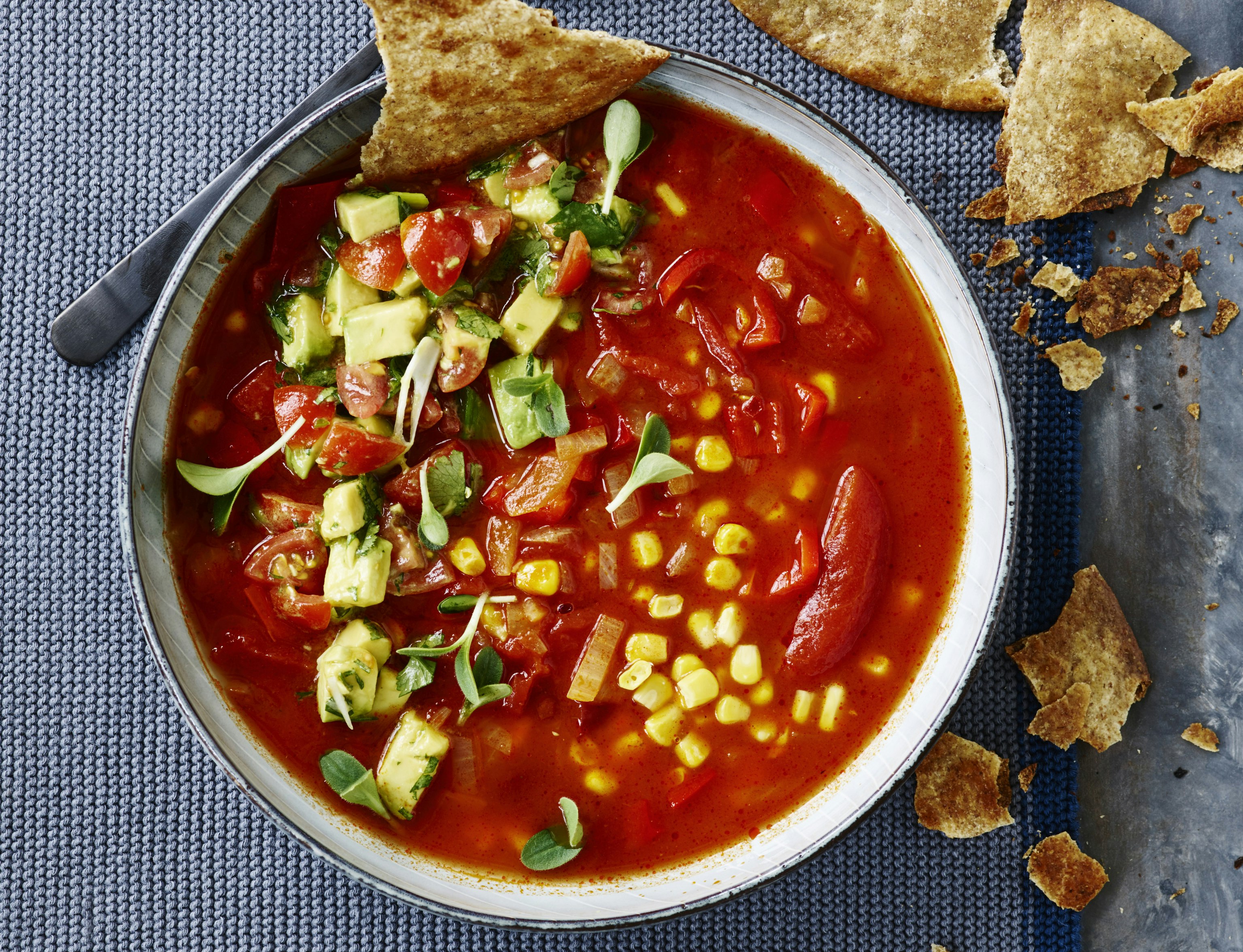 Spicy tomatsuppe med avocadosalsa