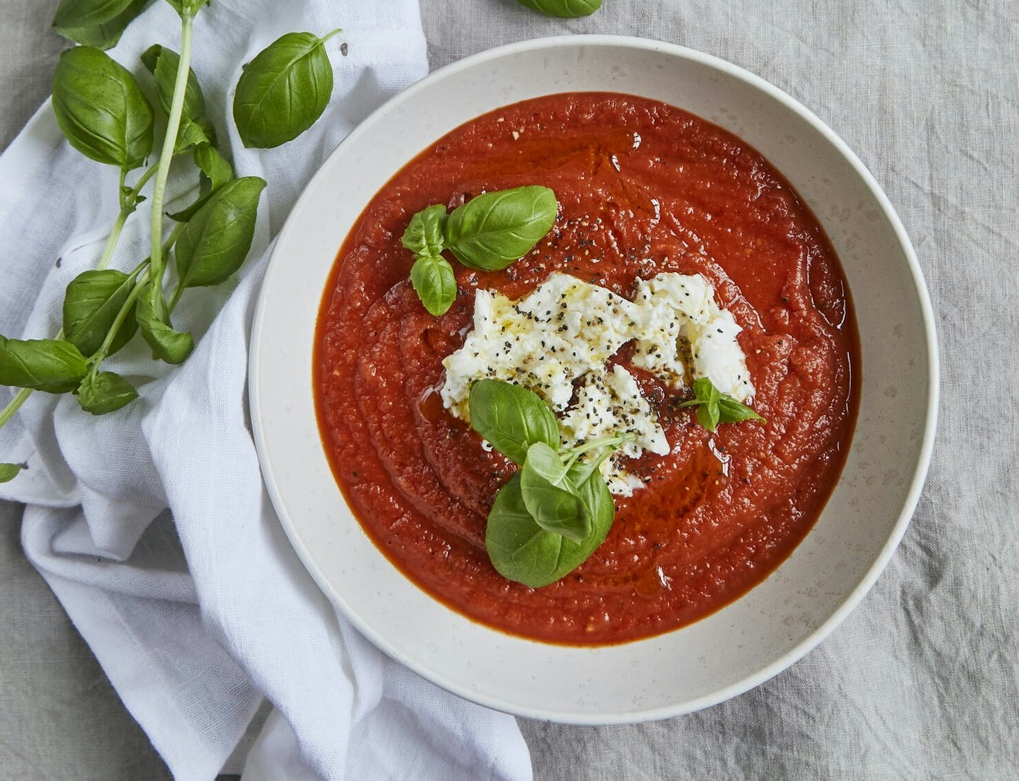 Spicy tomatsuppe med mozzarella og basilikum