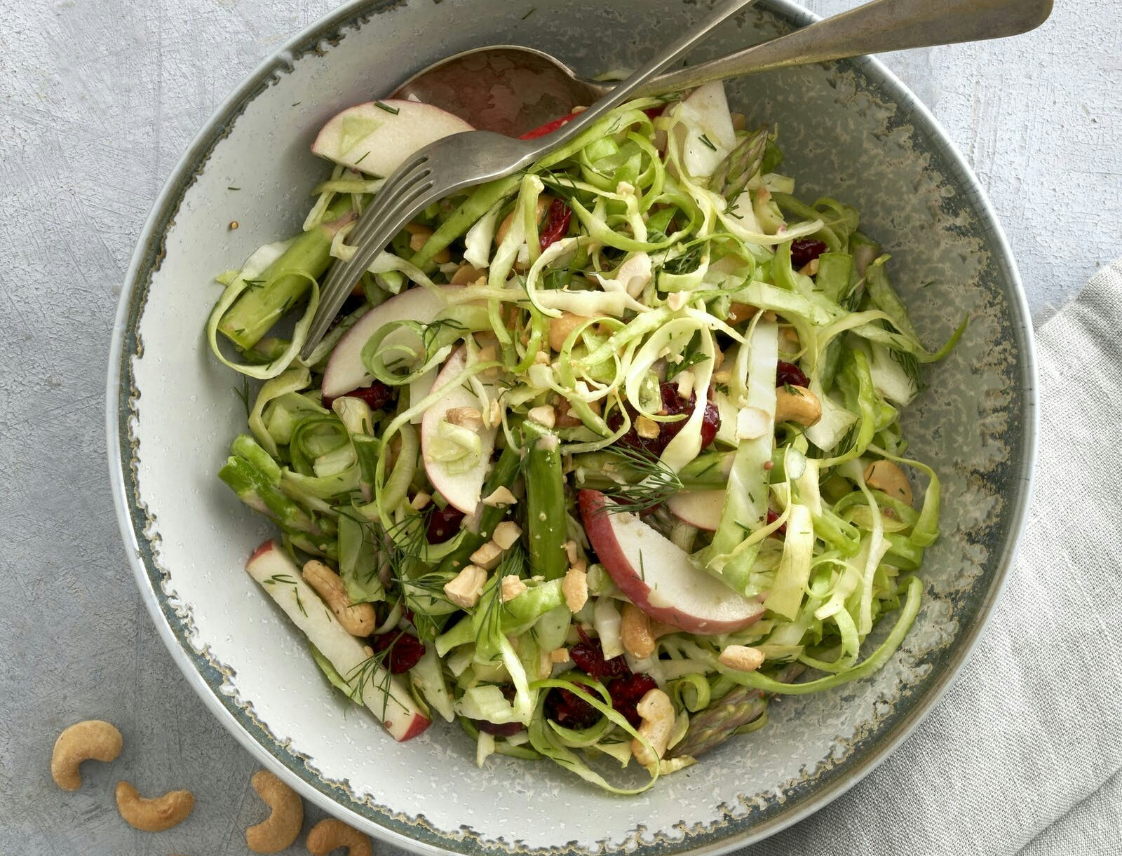 Spidskålssalat med asparges, dild og cashewnødder