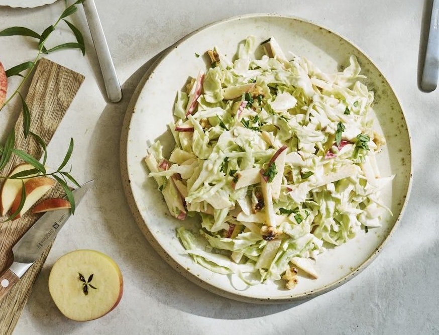 Spidskålsslaw med æbler og cremet dressing