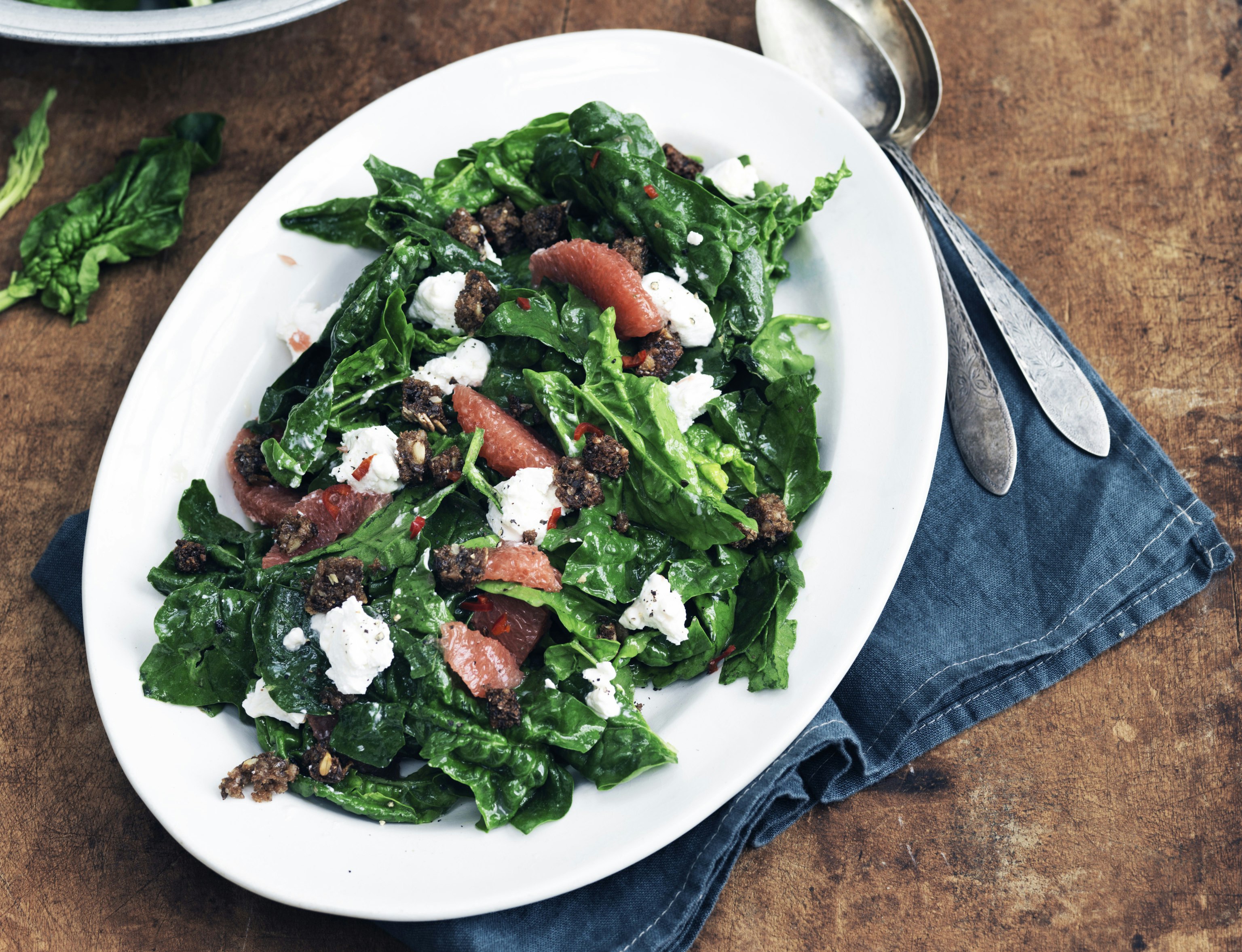 Spinatsalat med gedeost og rød grape