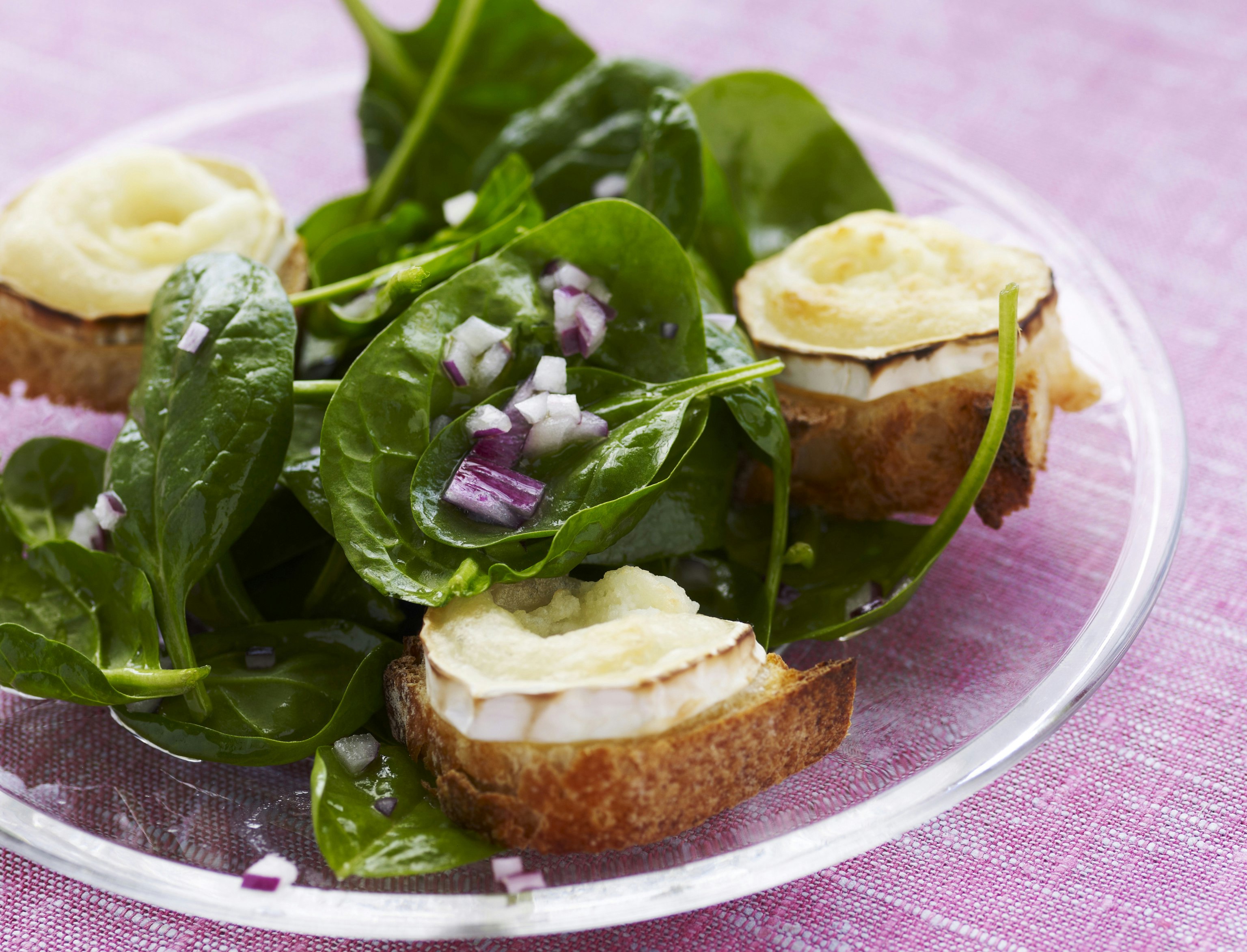Spinatsalat med gedeostebrød