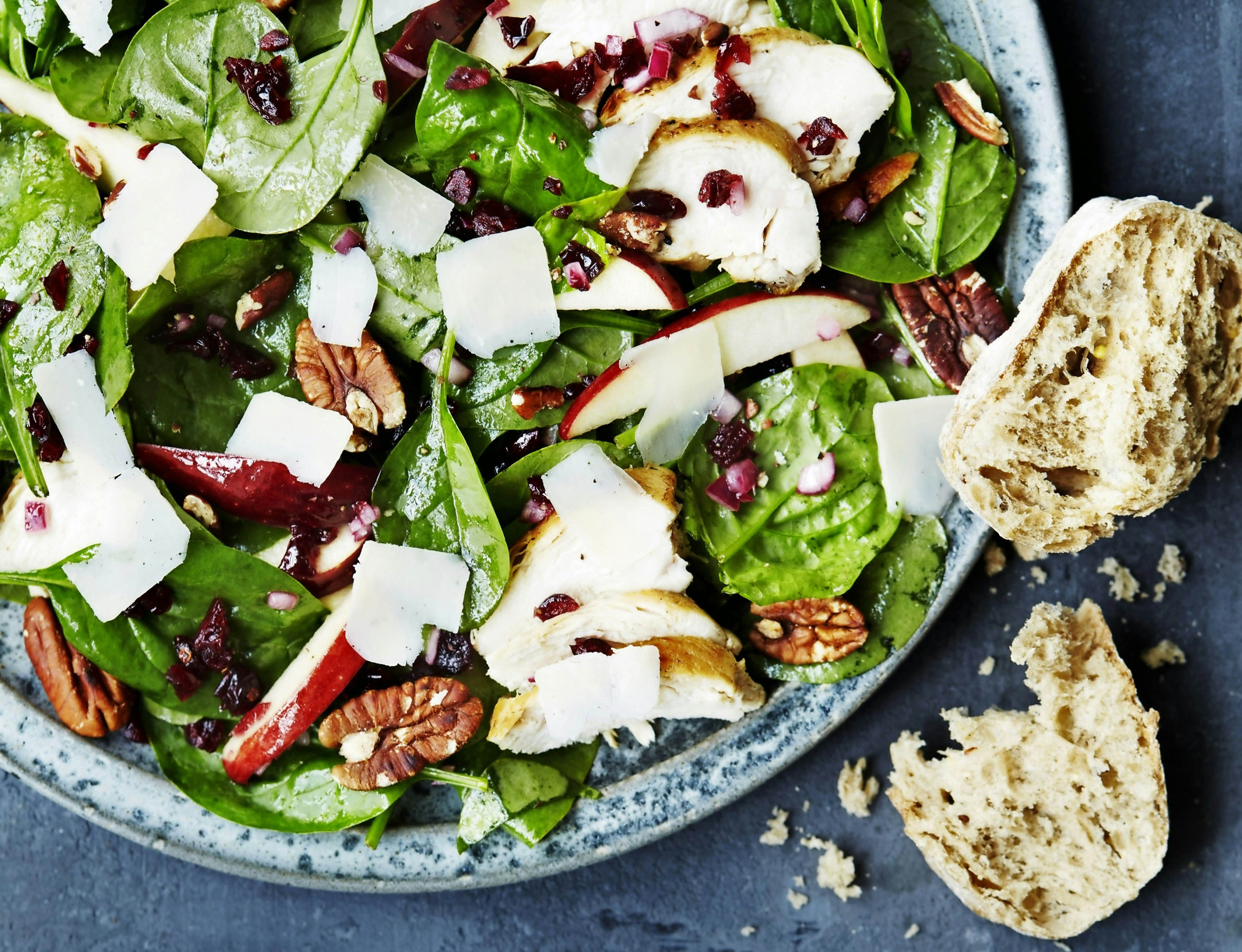 Spinatsalat med kylling og dressing