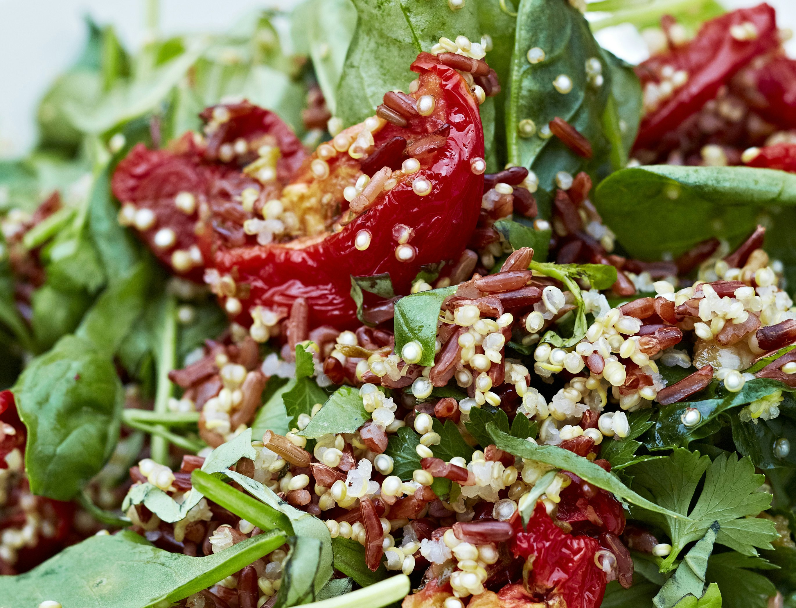 Spinatsalat med røde ris og quinoa