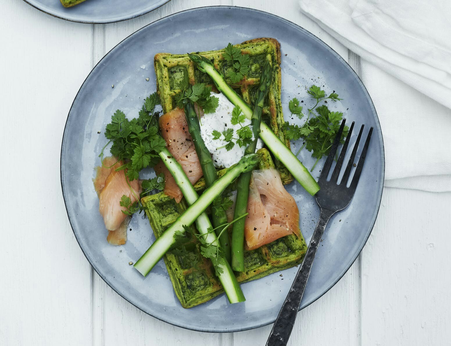 Spinatvafler med røget laks, grønne asparges og dildcreme