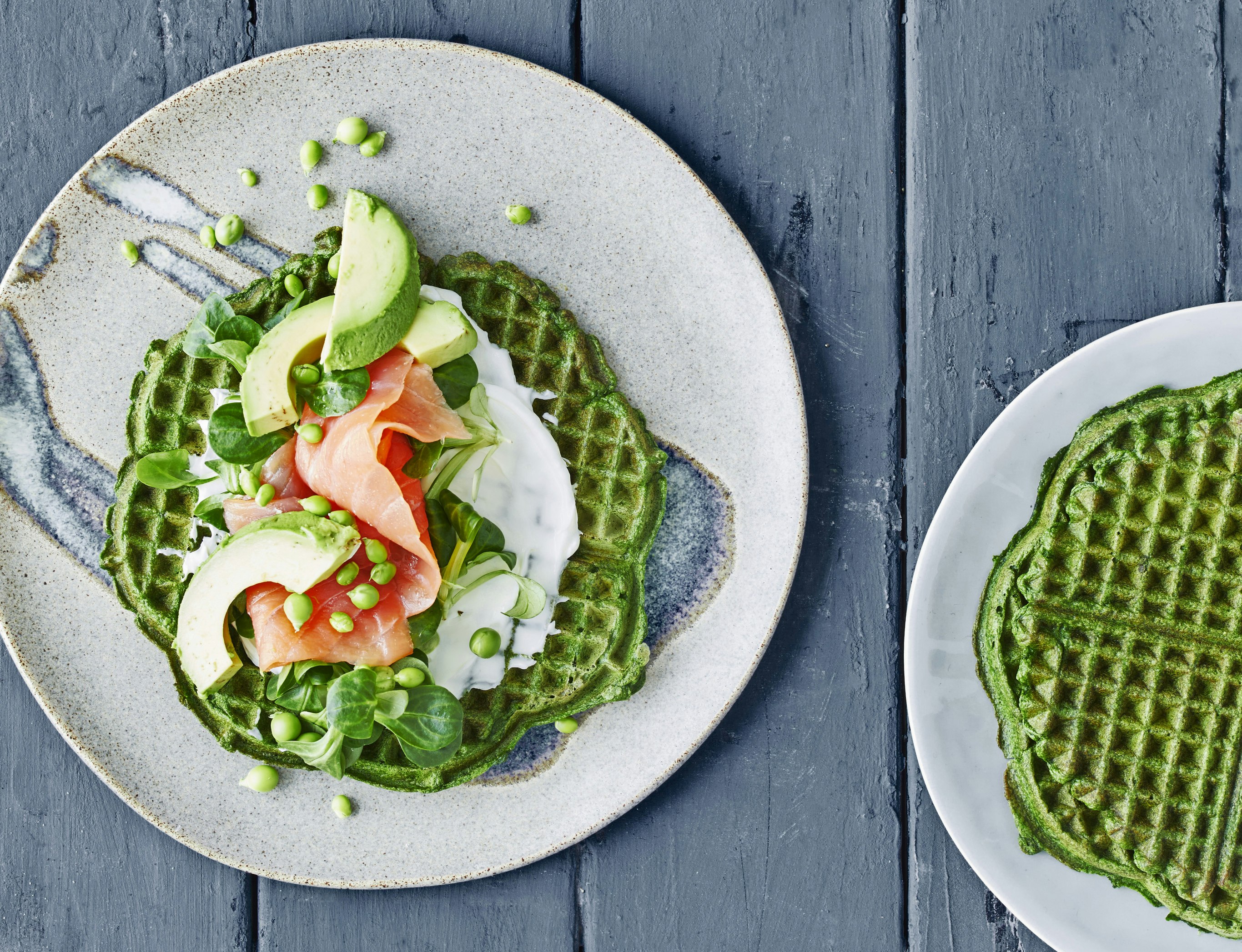 Spinatvafler med røget laks og avocado