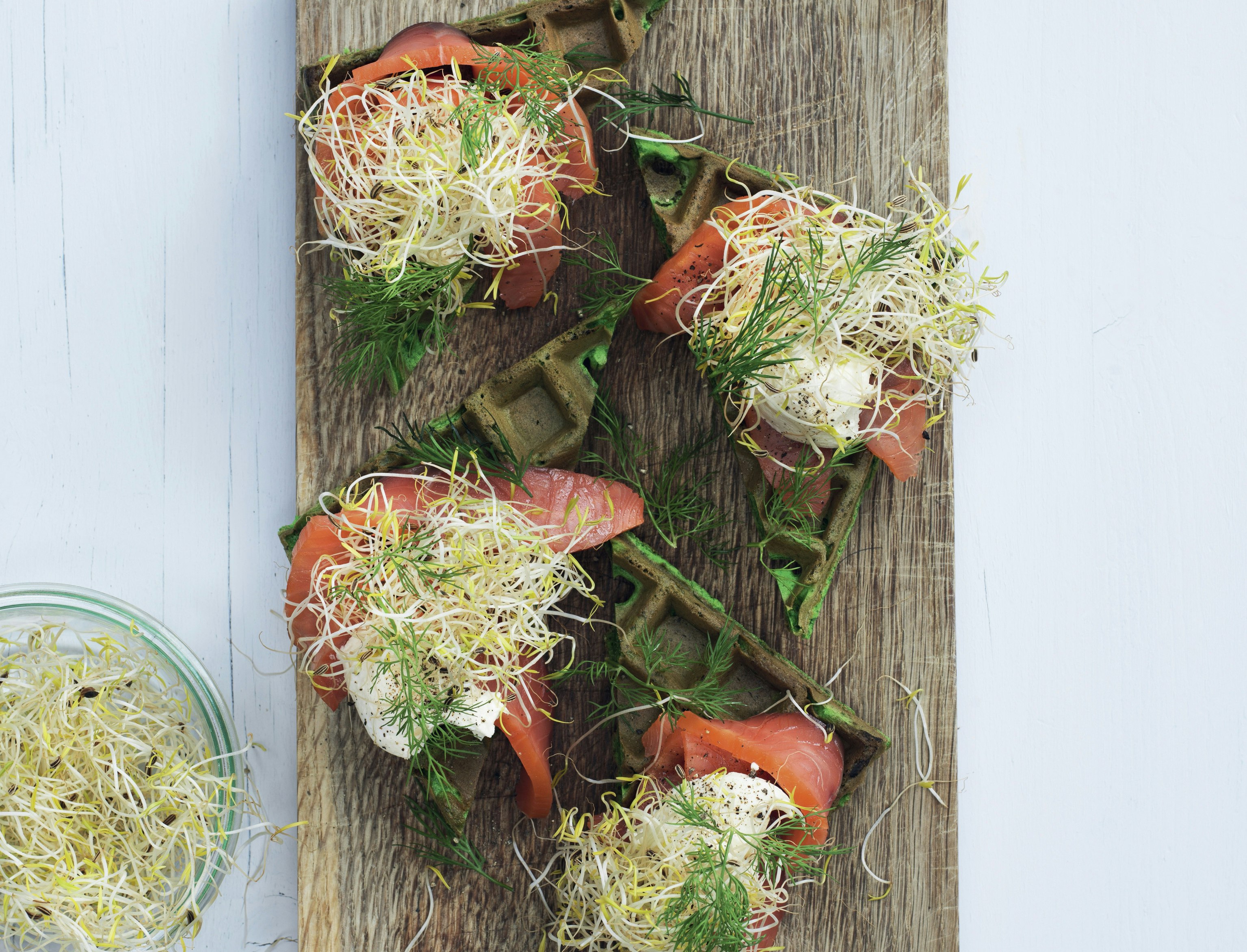 Spinatvafler med røget laks og lucernespirer
