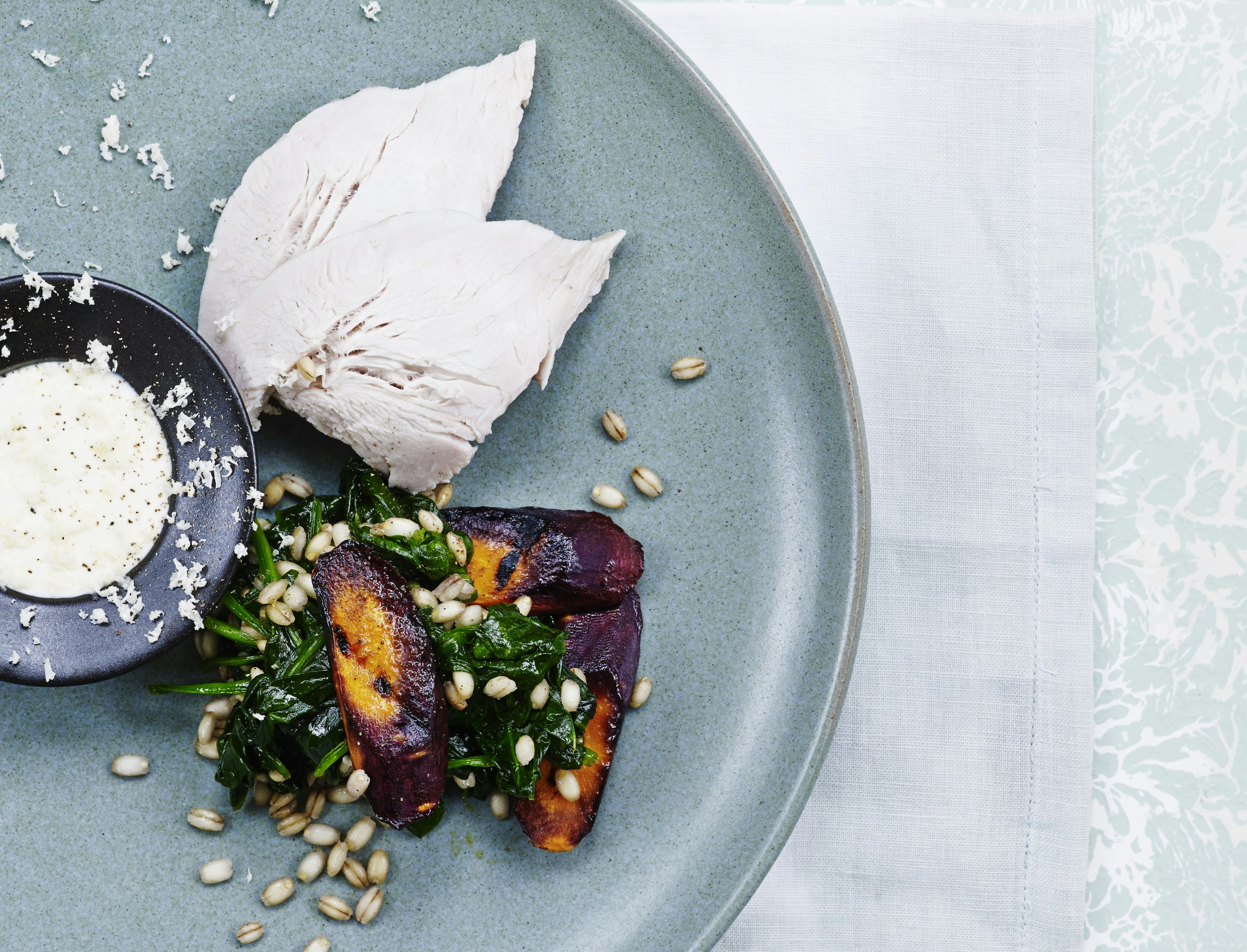 Sprægt kalkunbryst med pelebygsalat