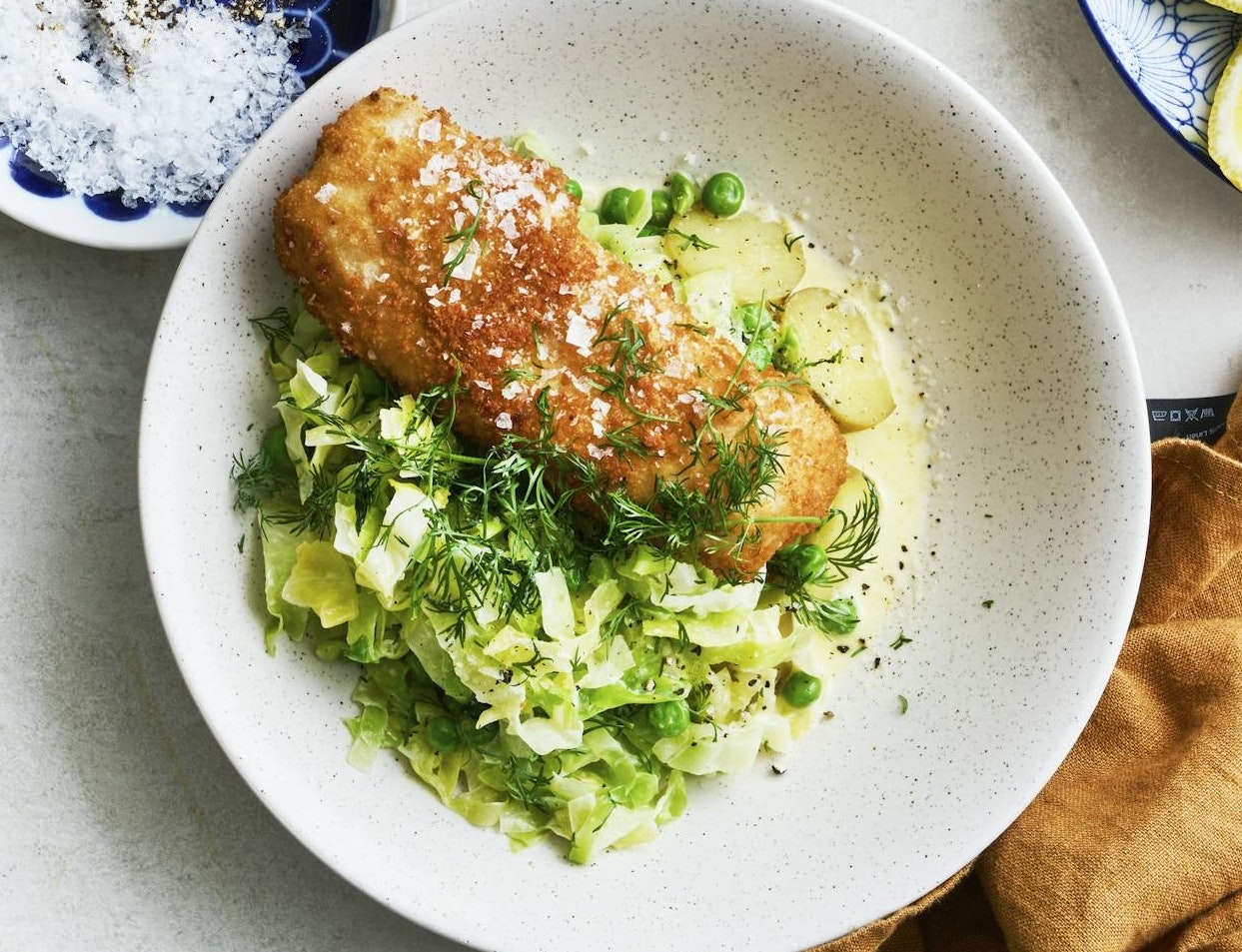 Sprød fisk med flødedampet grønt