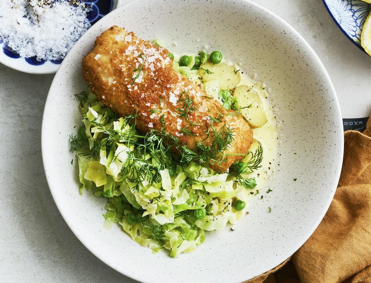 Sprød fisk med flødedampet grønt