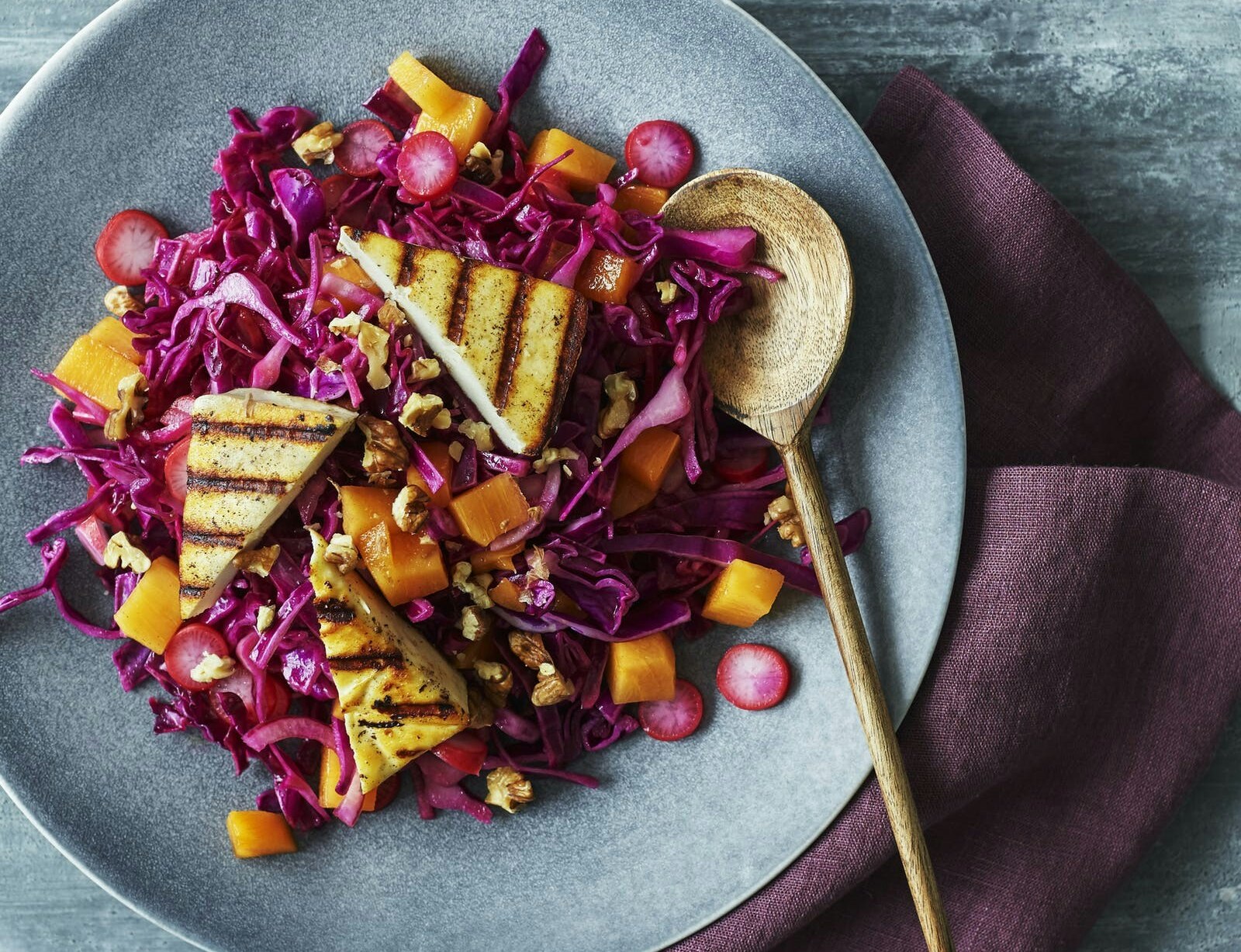 Sprød kålsalat med radiser, halloumi og kakifrugter