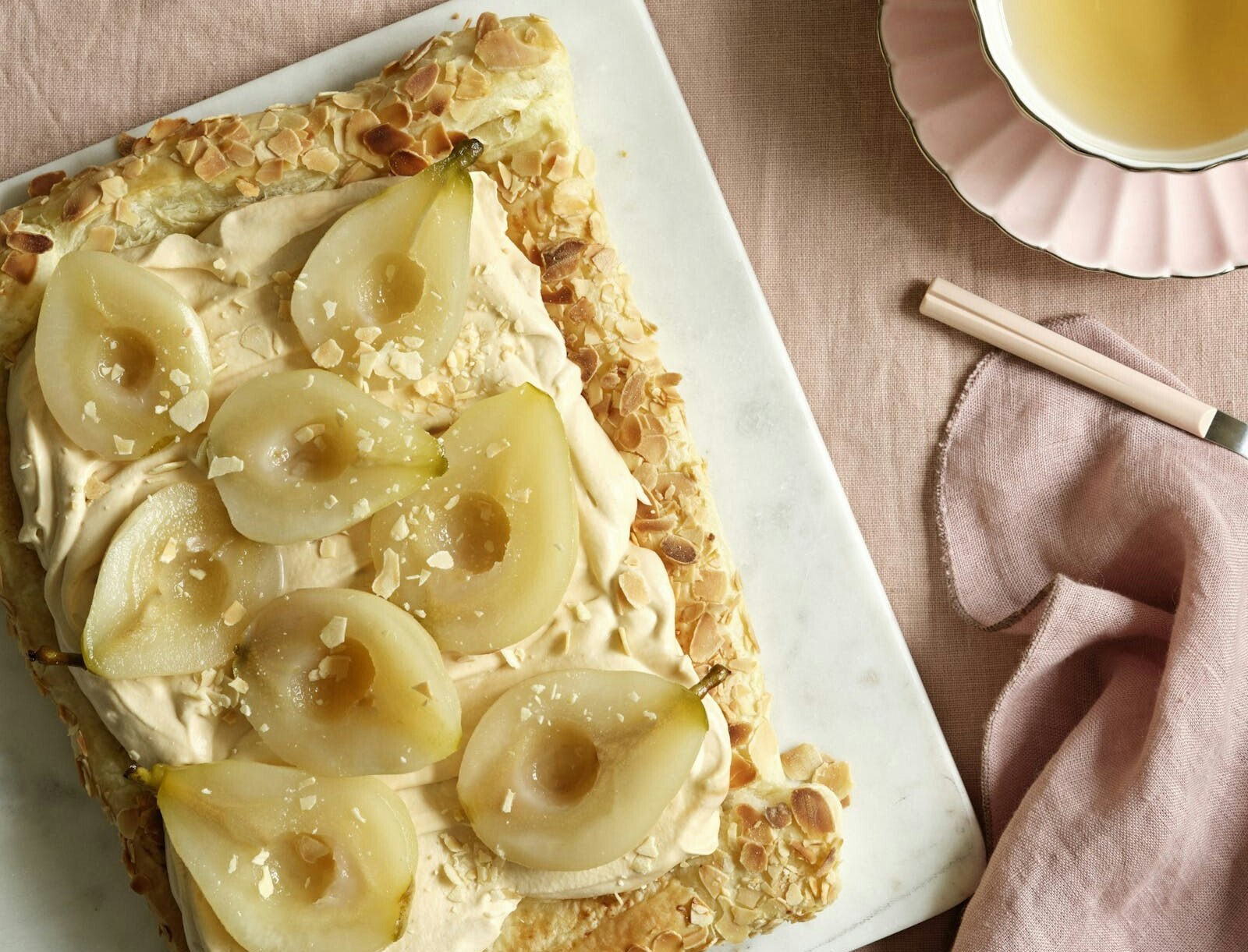 Sprød pæretærte med karamelskum