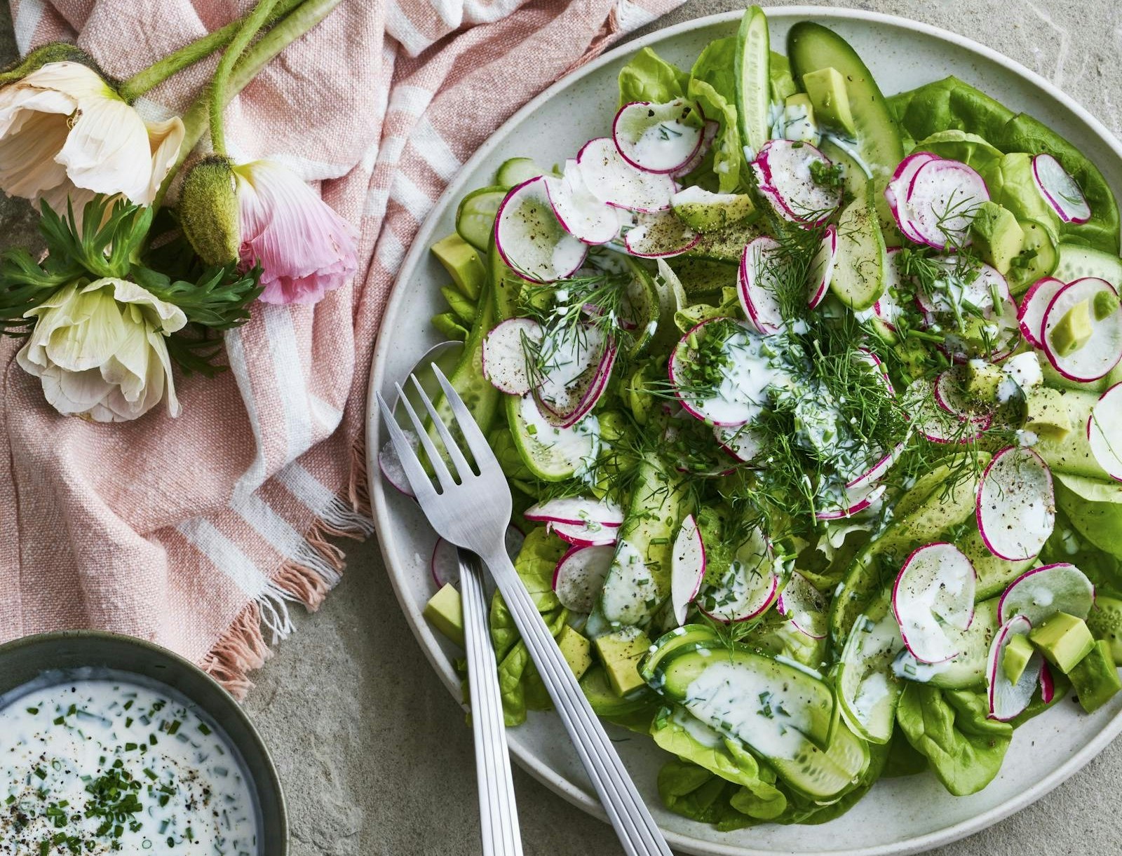 Sprød salat med avocado og kærnemælksdressing