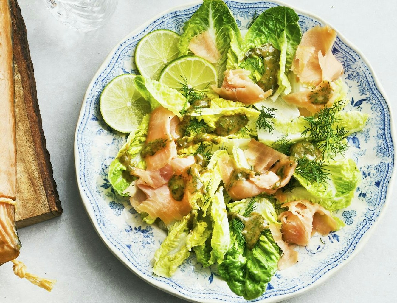 Sprød salat med røget laks og rævesauce