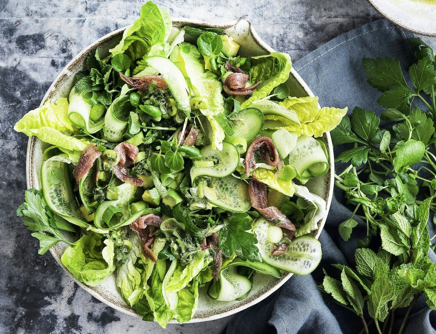 Sprød salat med urter og ansjoser