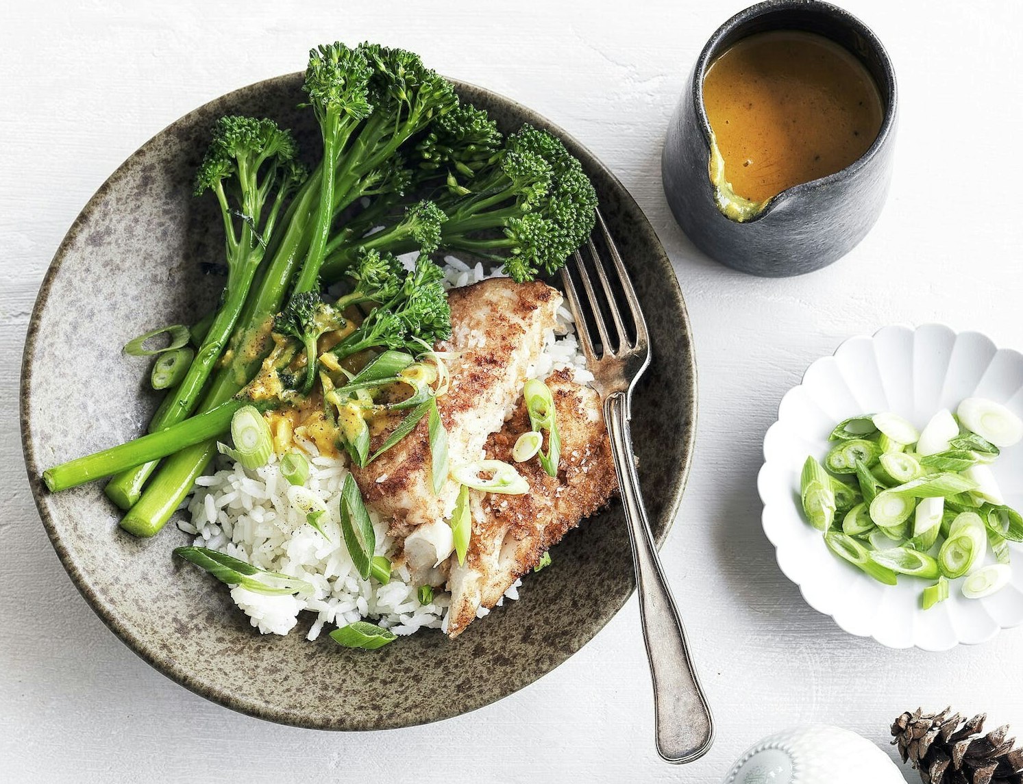 Sprød torsk med aspargesbroccoli og karrysauce