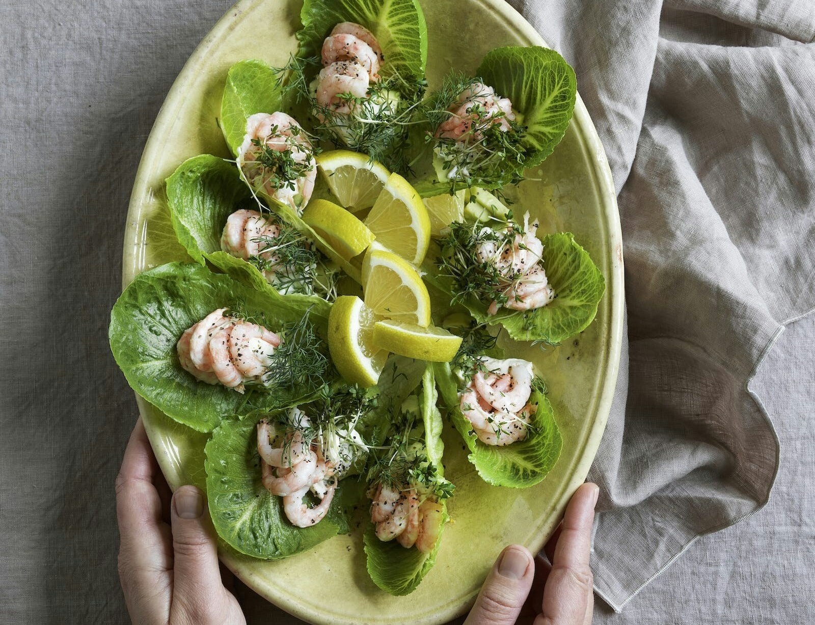 Sprøde salatblade med rejer og dildcreme