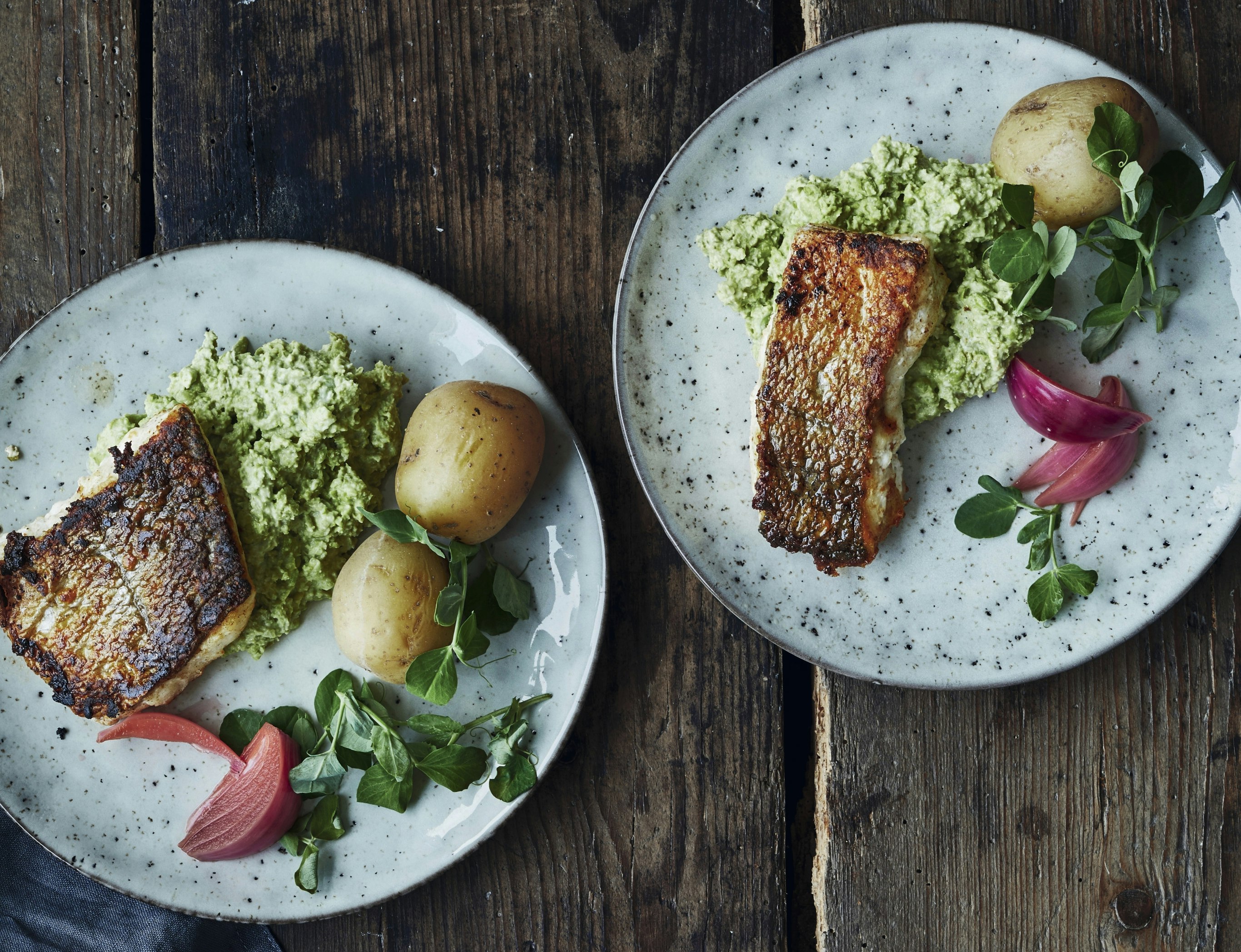 Sprødstegt kulmule med ærtedip og nye kartofler