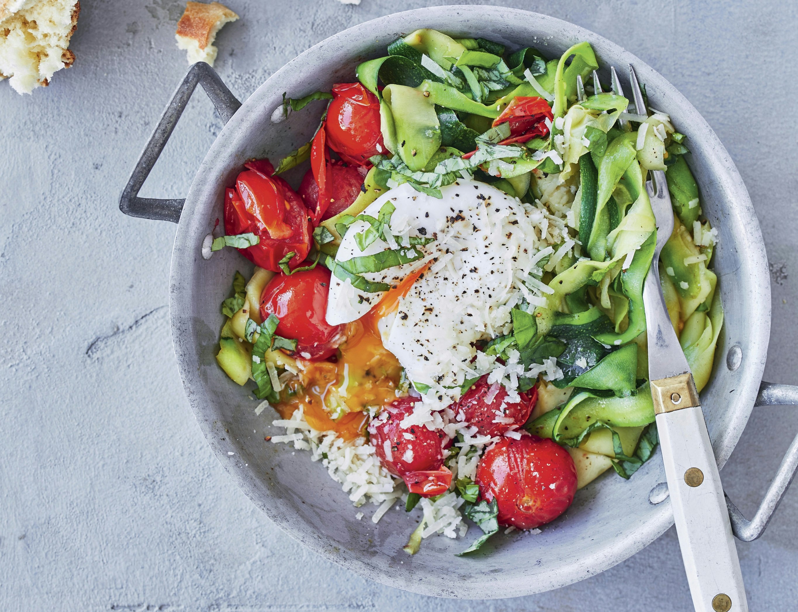 Squashpasta med bagte tomater og pocherede æg
