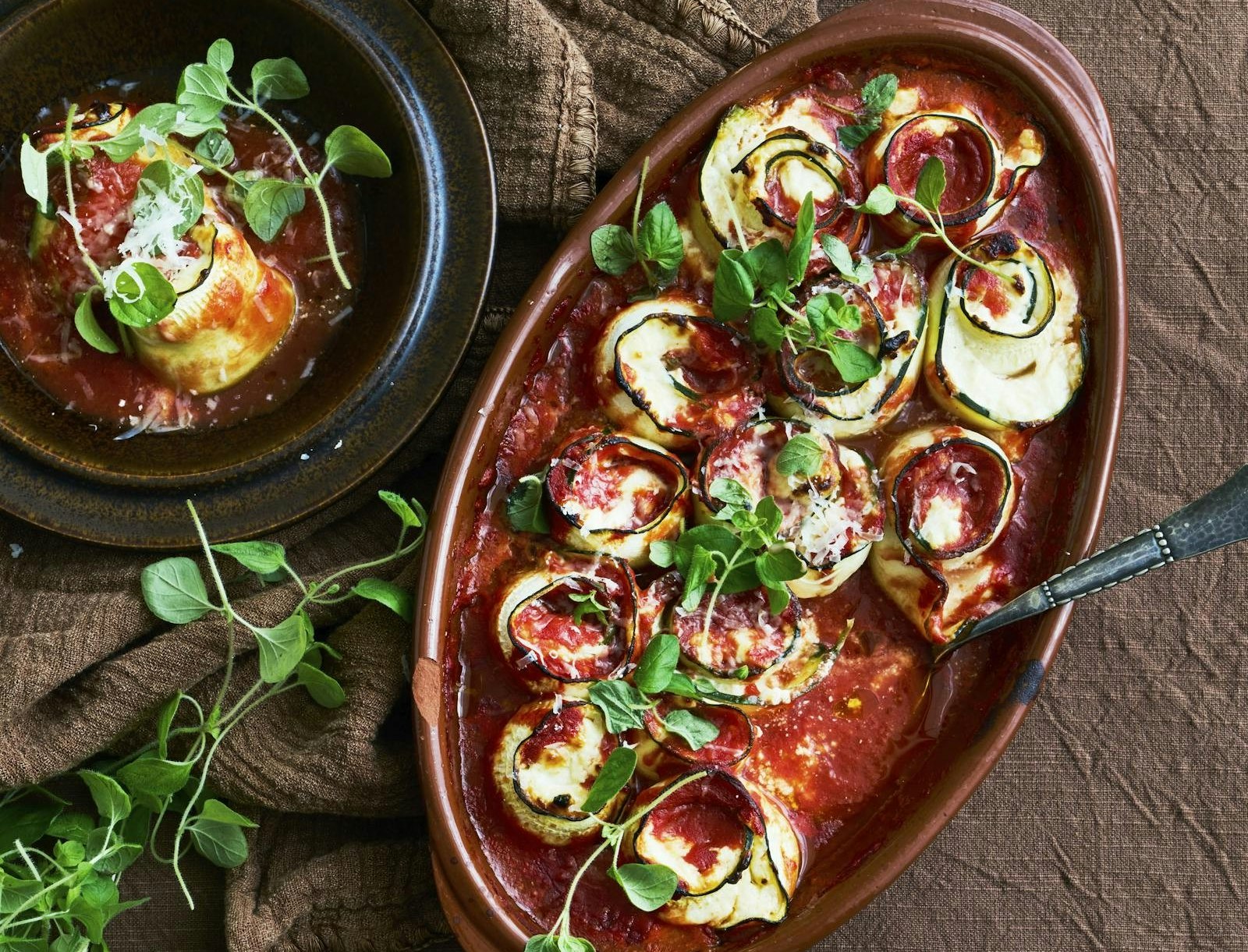 Squashruller med ricottacreme i tomatsauce