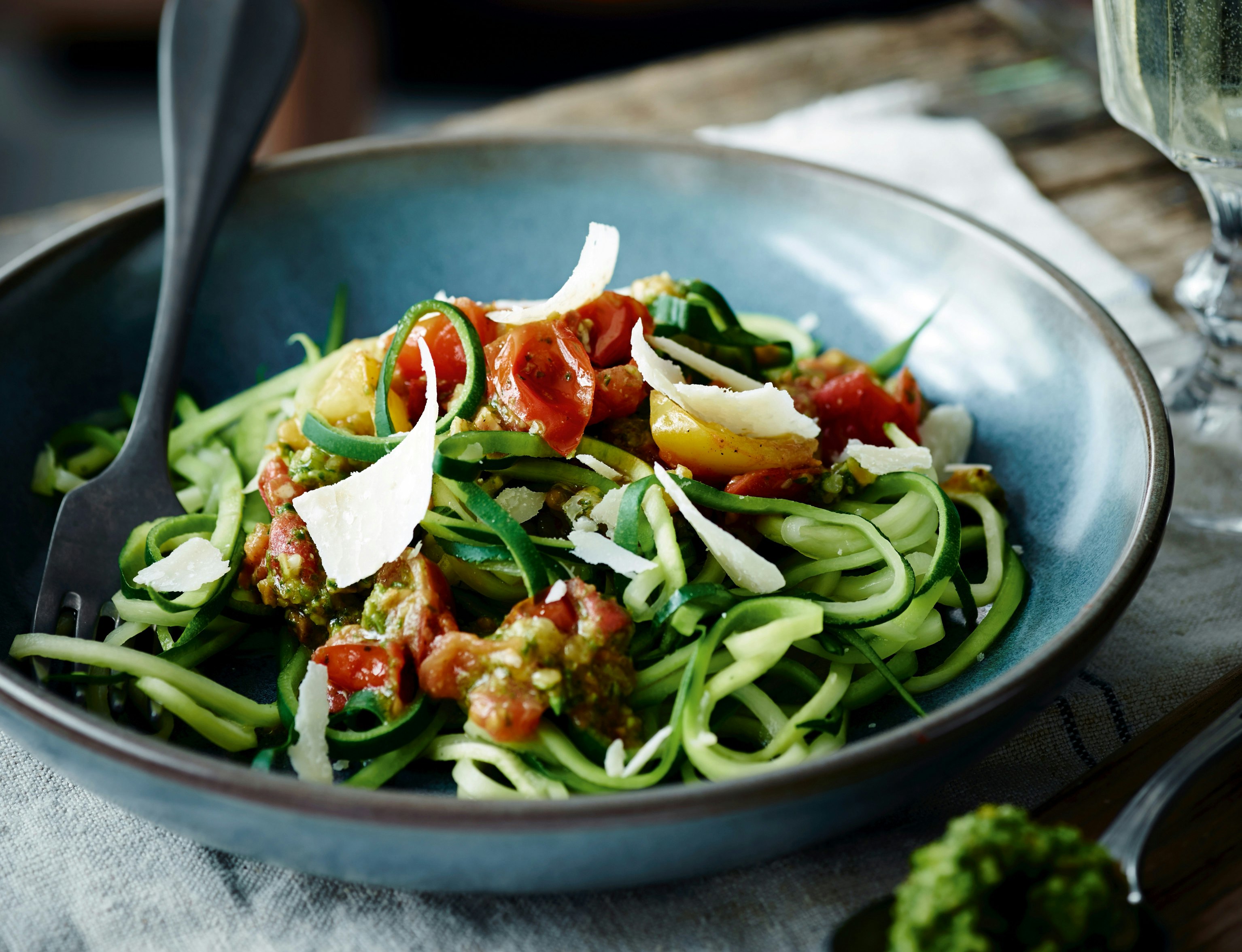 Squashspaghetti med tomater og persillepesto