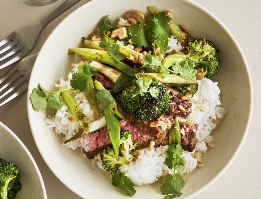 Steak med lynstegt broccoli og peanuts