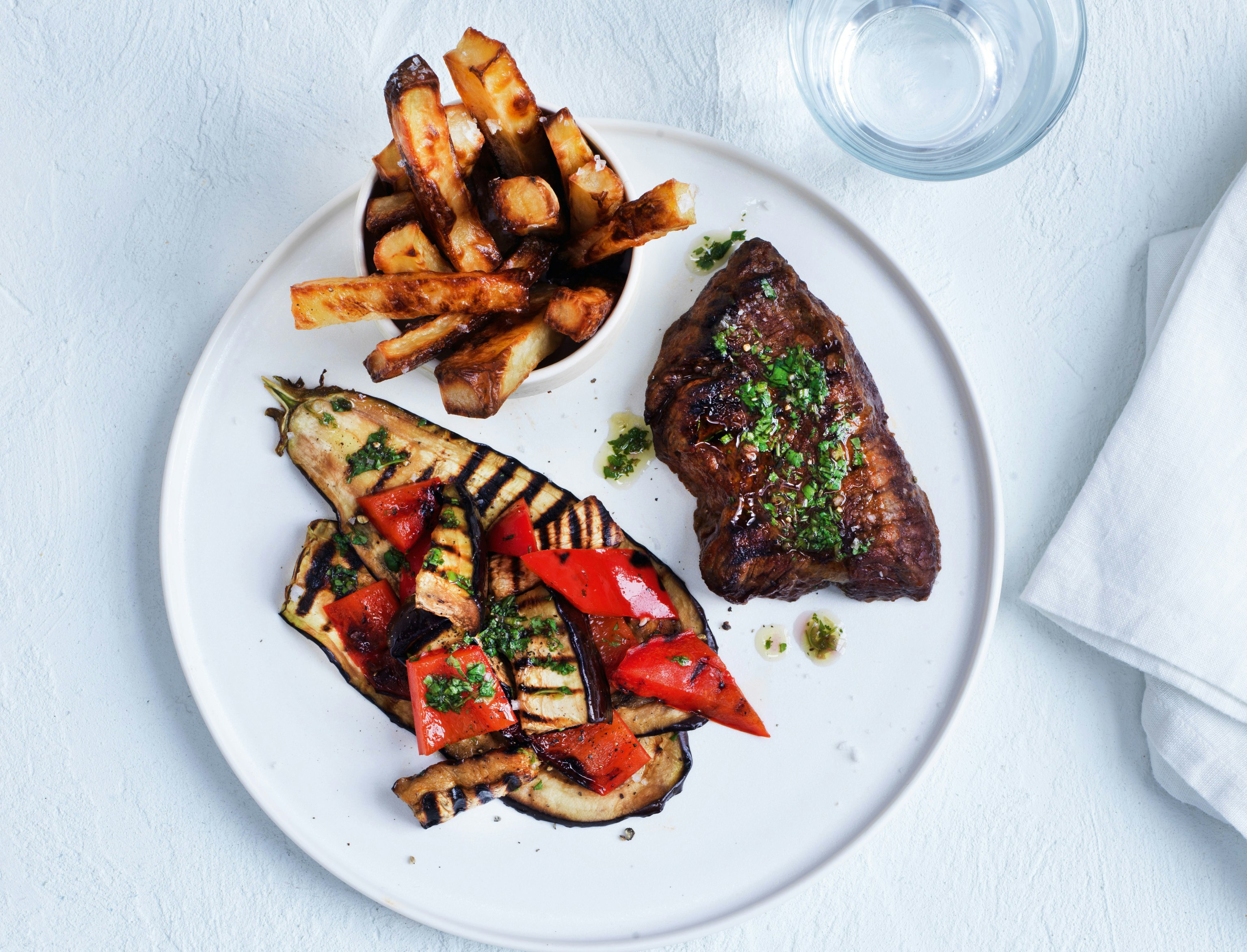Steak med pomfritter og grillet aubergine