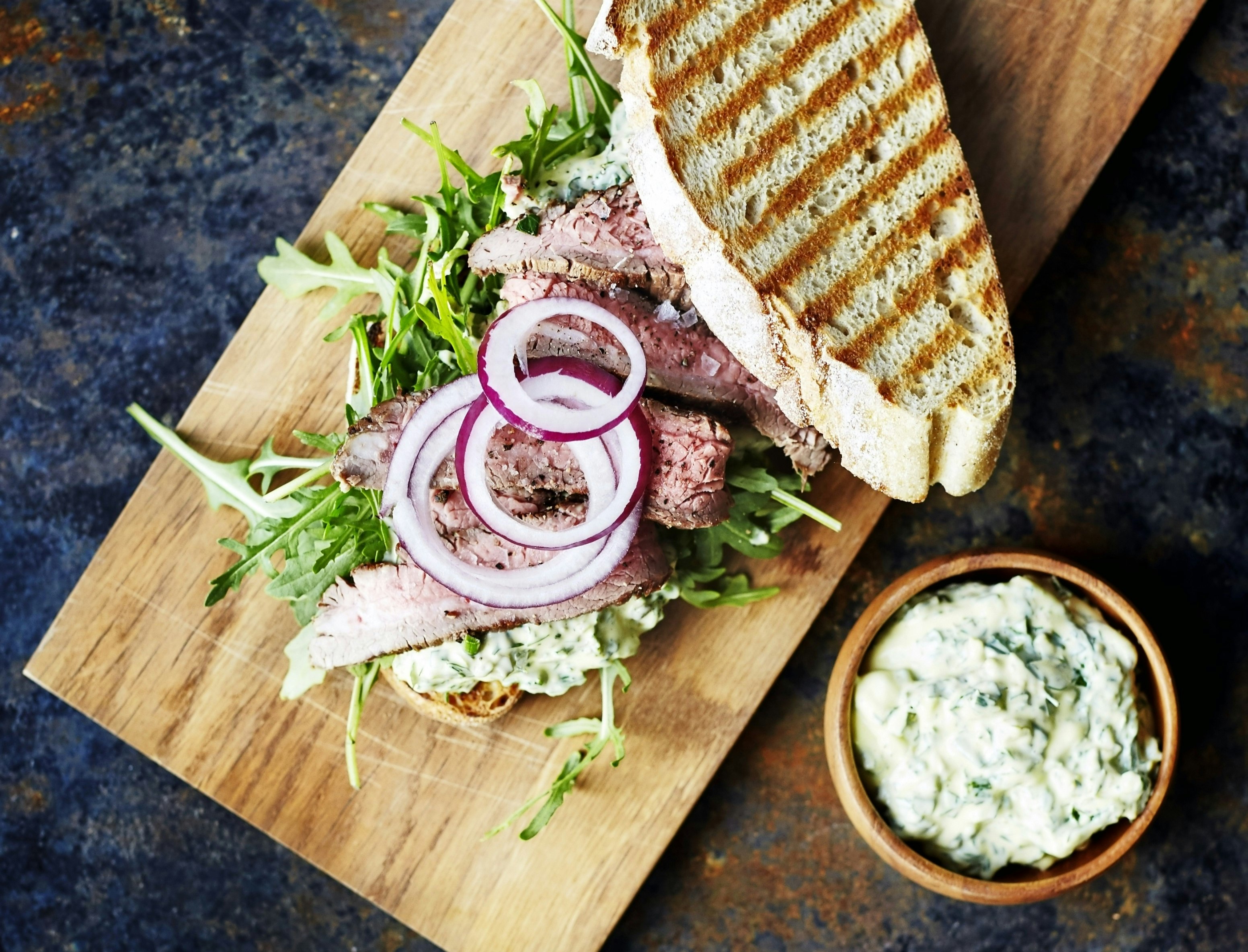 Steaksandwich med sauce tatare og rucola