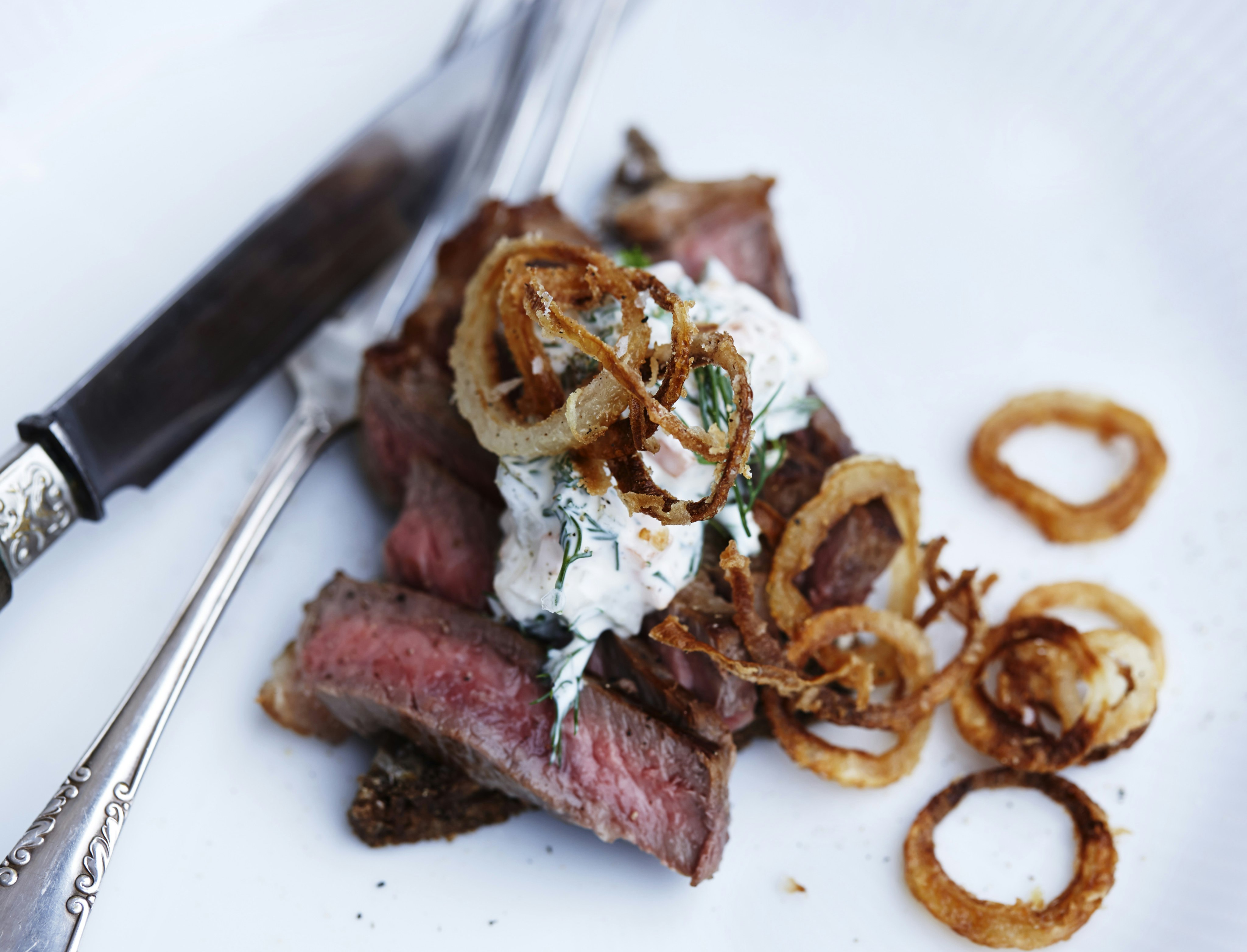 Steg med urteremoulade og ristede løg