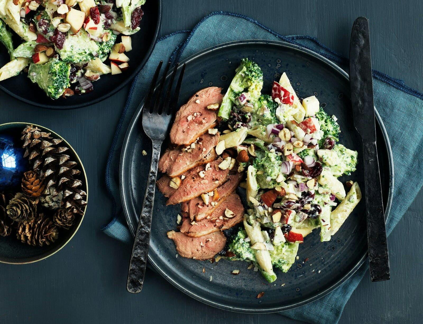 Stegt andebryst og broccoli-pastasalat med æbler