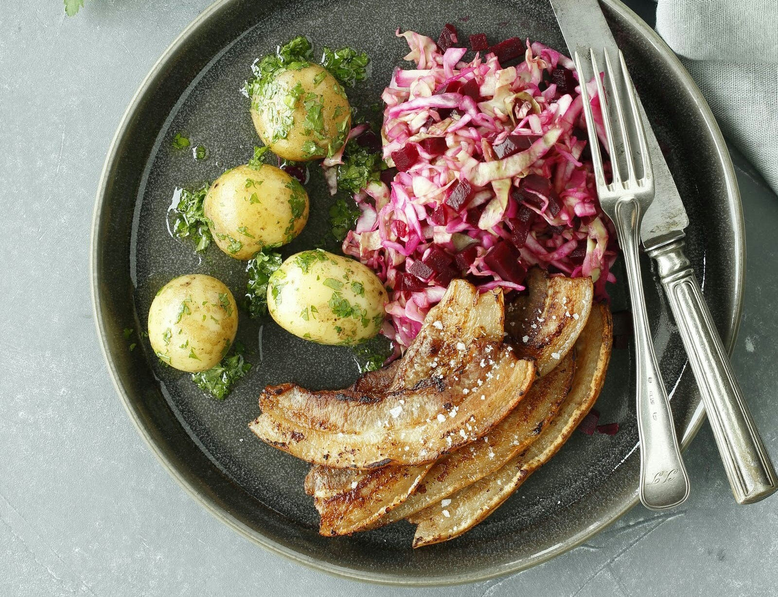 Stegt flæsk med persillesmørsovs og letsaltet kål