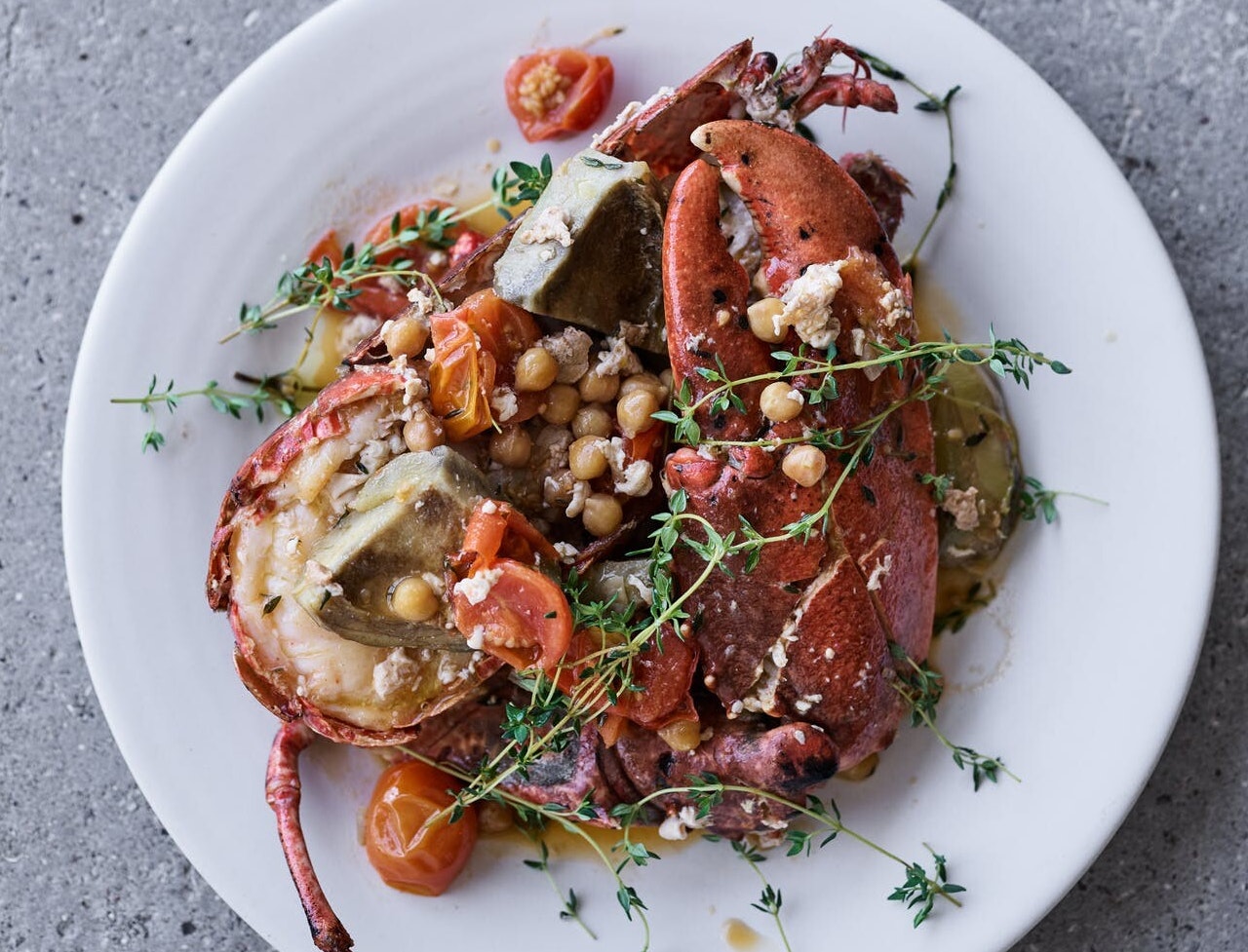 Stegt hummer med artiskokker, kikærter og cherrytomater