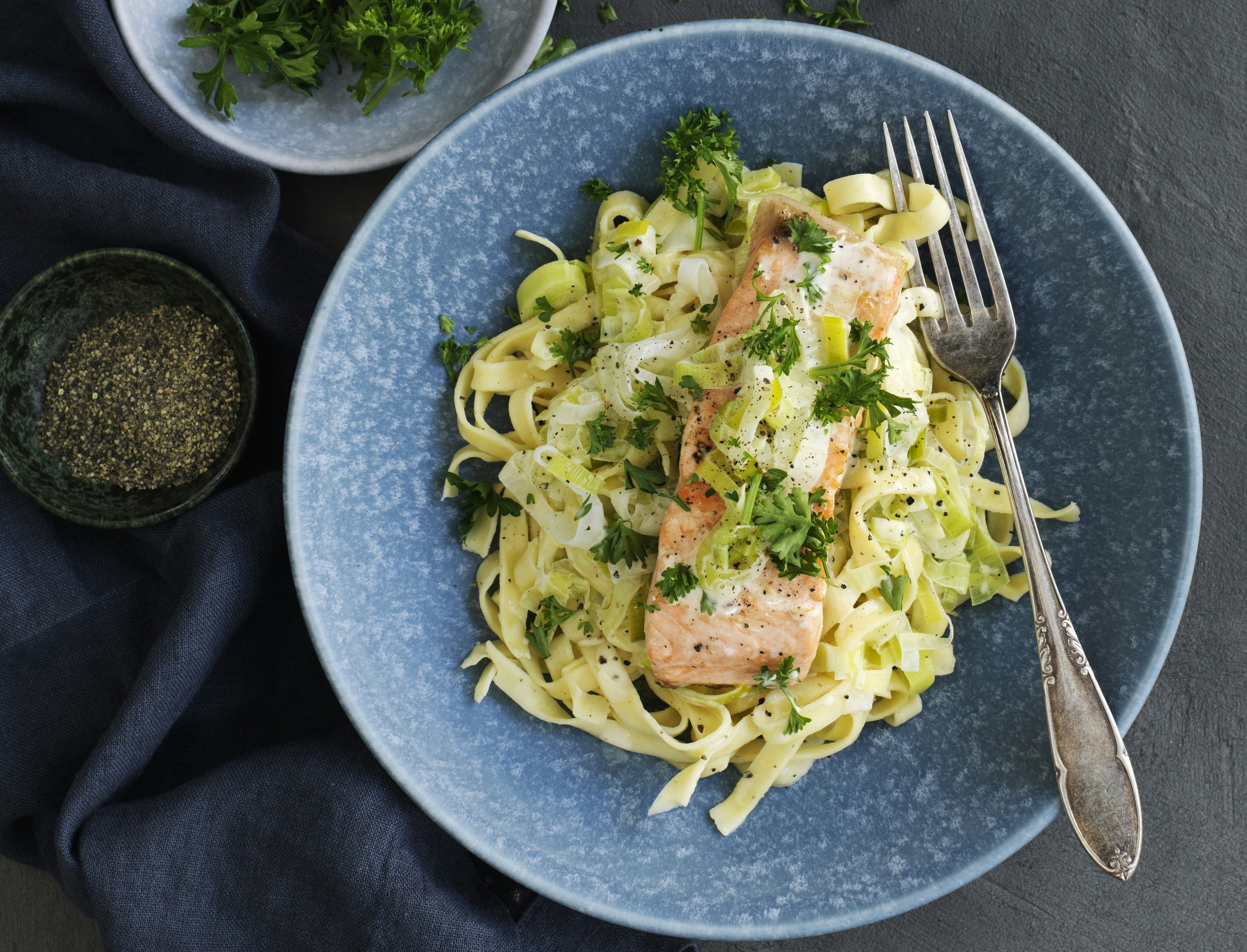 Stegt laks med pasta og porrer i citronfløde