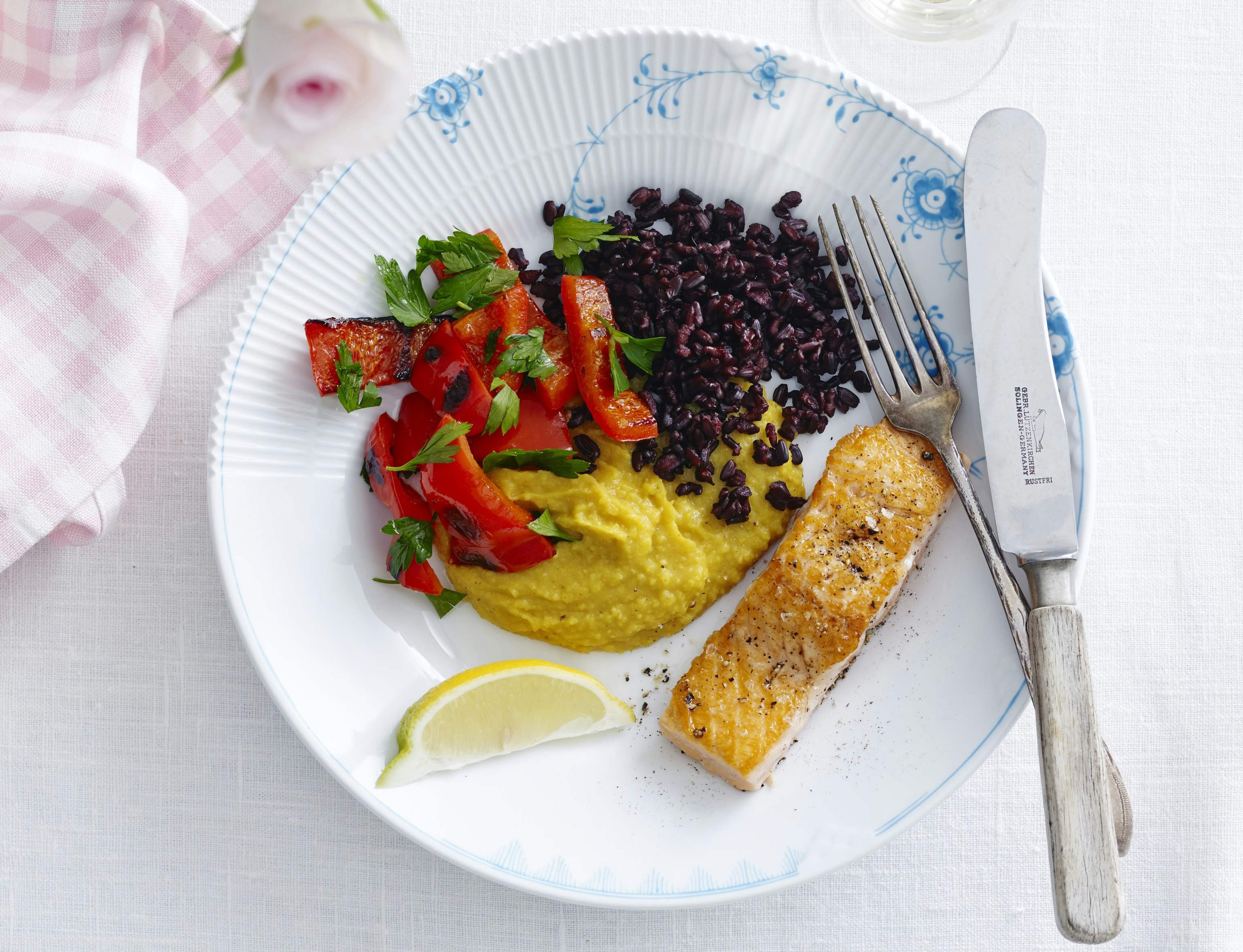 Stegt laks med peberfrugter og creme af gule ærter